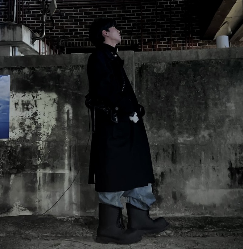 Balenciaga XL Army Boots Full Eva Black, Balenciaga Large Baggy Jeans in Blue Coated Soft Denim 착용 스타일 - 1