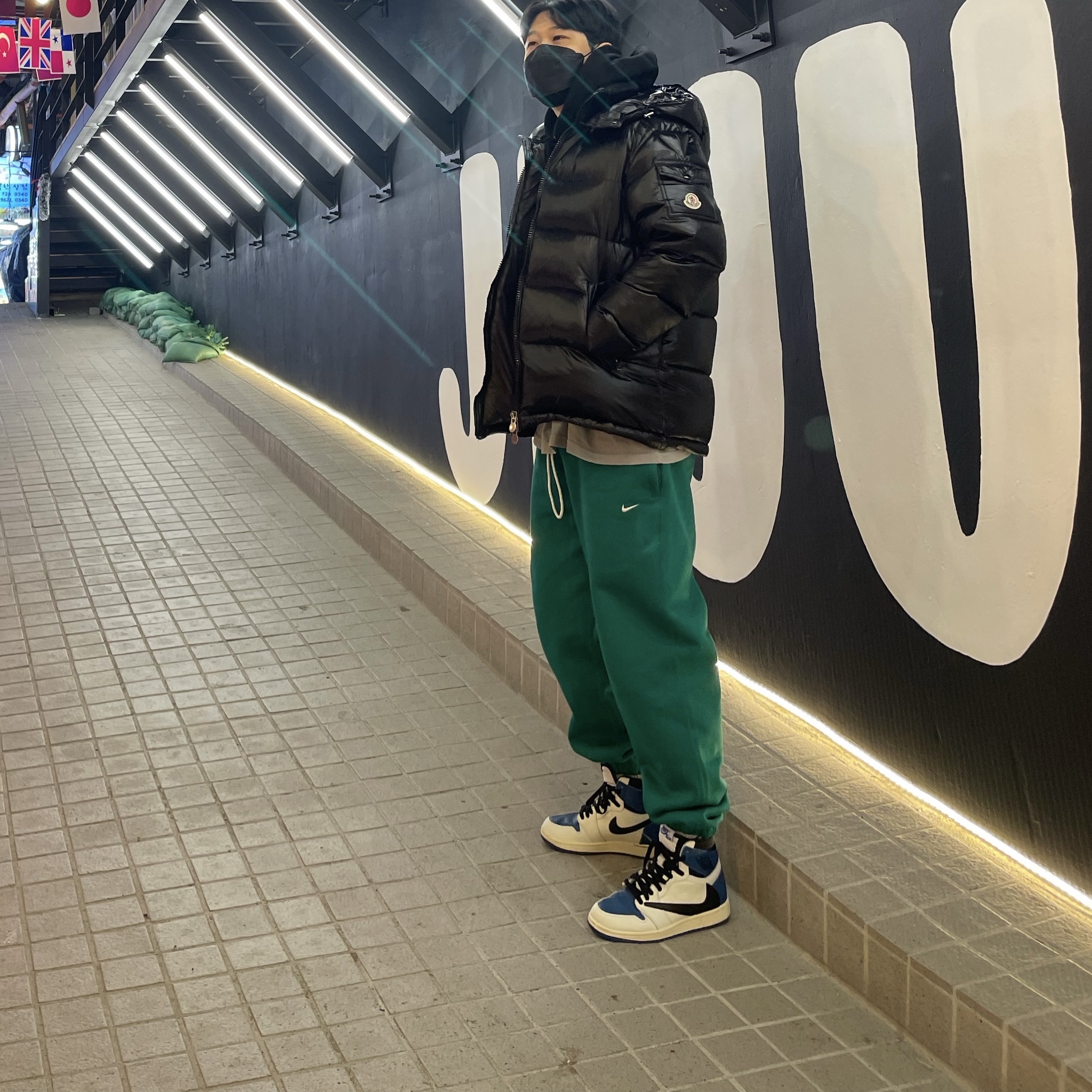 Jordan 1 x Travis Scott x Fragment Retro High OG SP Military Blue, Nike NRG Solo Swoosh Fleece Pants Mystic Green - Asia 착용 스타일 - 2