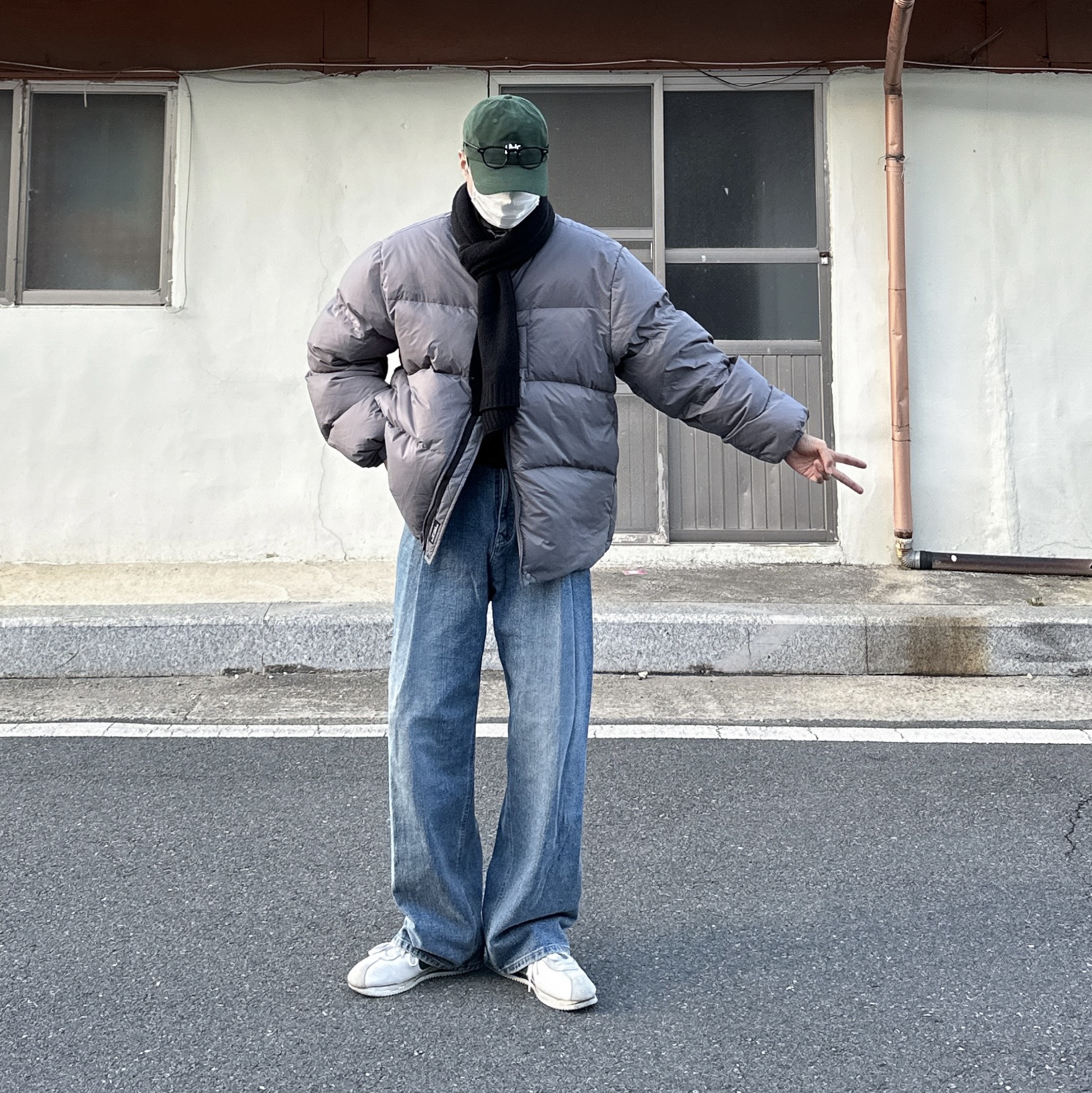 Nike x Stranger Things Classic Cortez Hawkins High School 착용 스타일