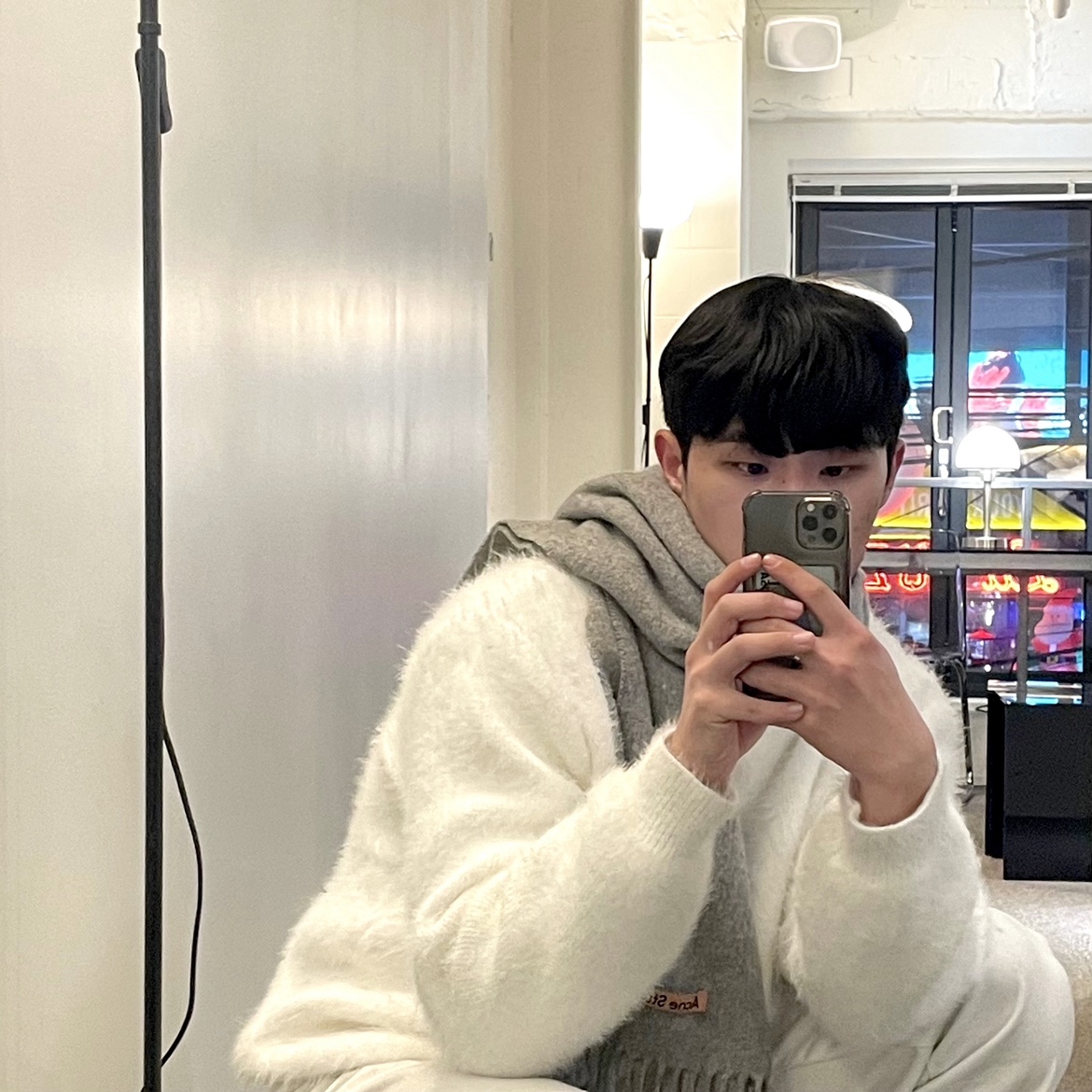 Acne Studios Narrow Wool Fringe Muffler Grey Melange 착용 스타일 - 2