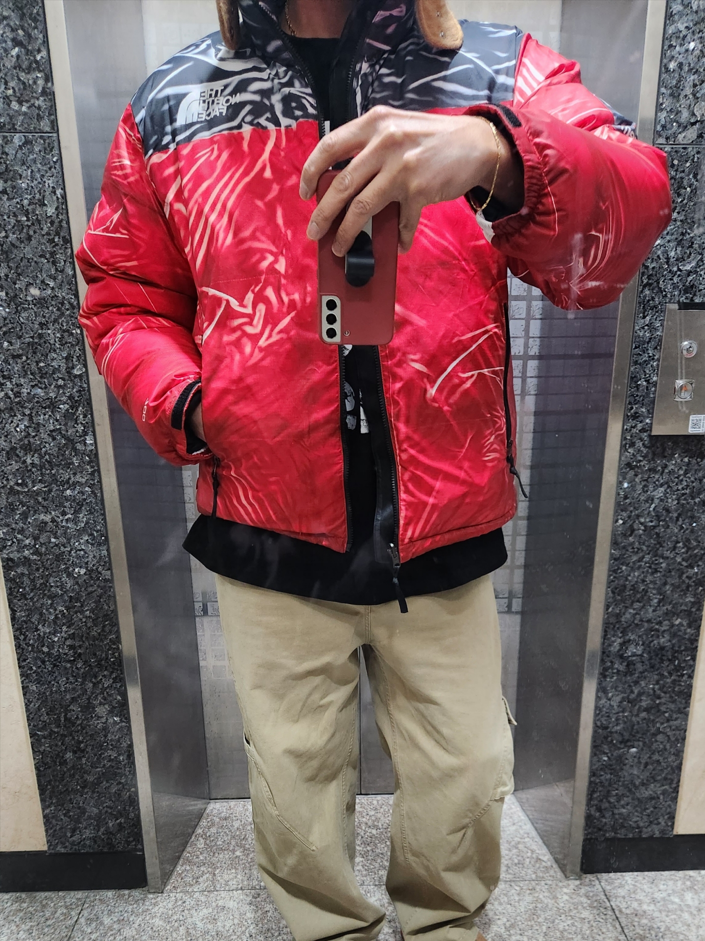 Supreme x The North Face Trompe L’oeil Printed Nuptse Jacket Red - 23SS, UGG Tasman Weather Hybrid Chestnut Orange 착용 스타일 - 3