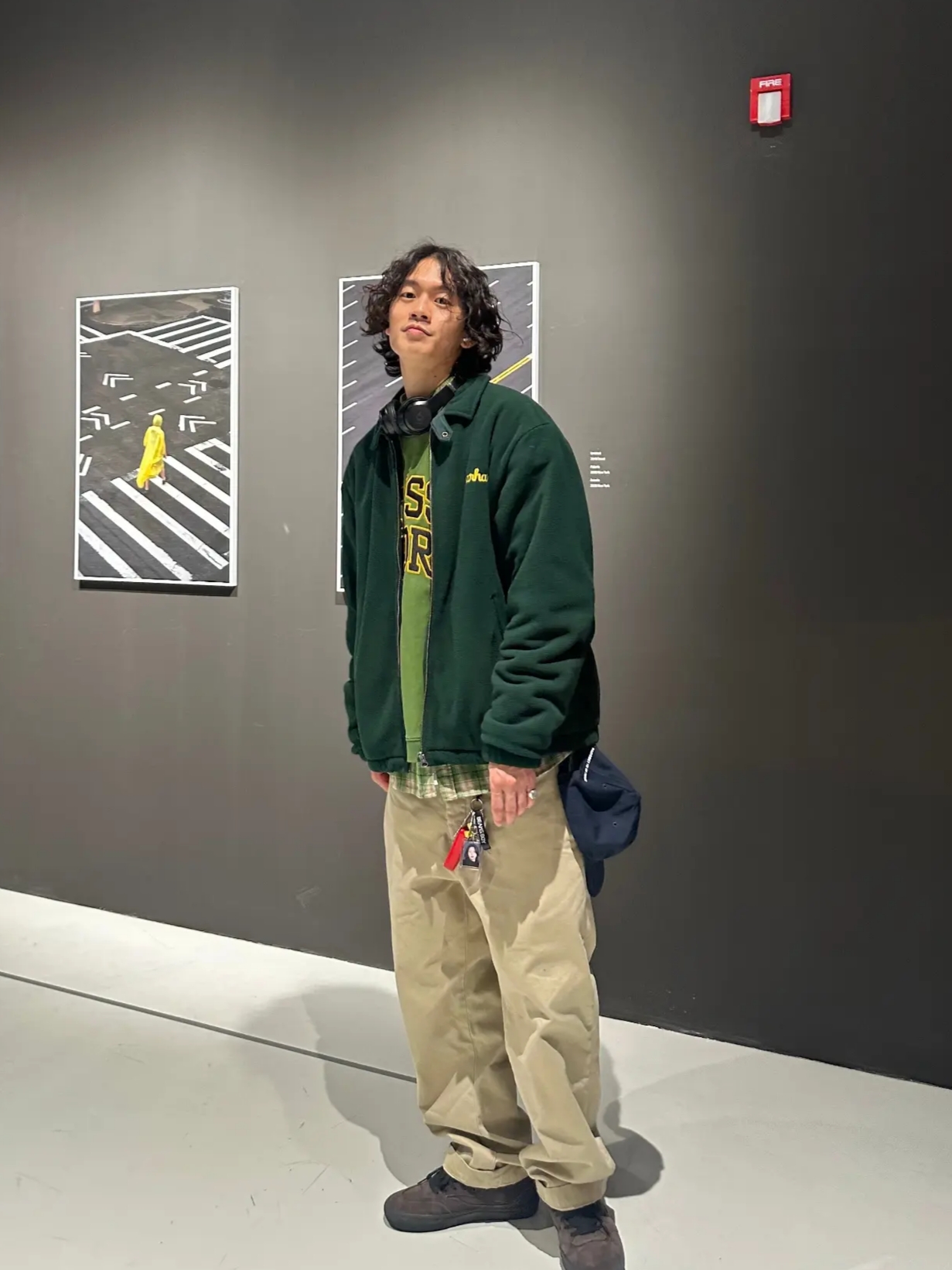 Supreme Chino Pants Khaki - 23FW, Supreme Floating Keychain Red - 23FW 착용 스타일
