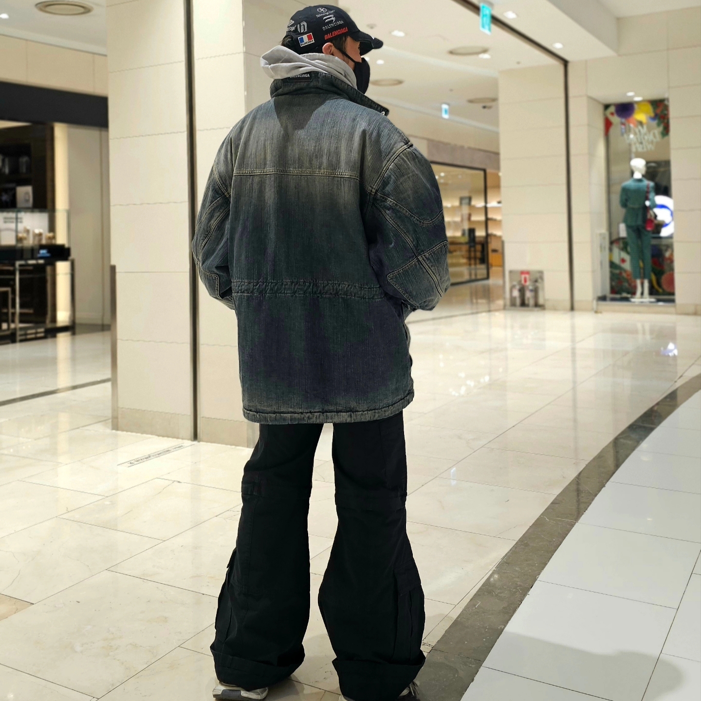 Balenciaga Denim Oversized Parka Light Blue, Balenciaga Top League Cap White 착용 스타일 - 6