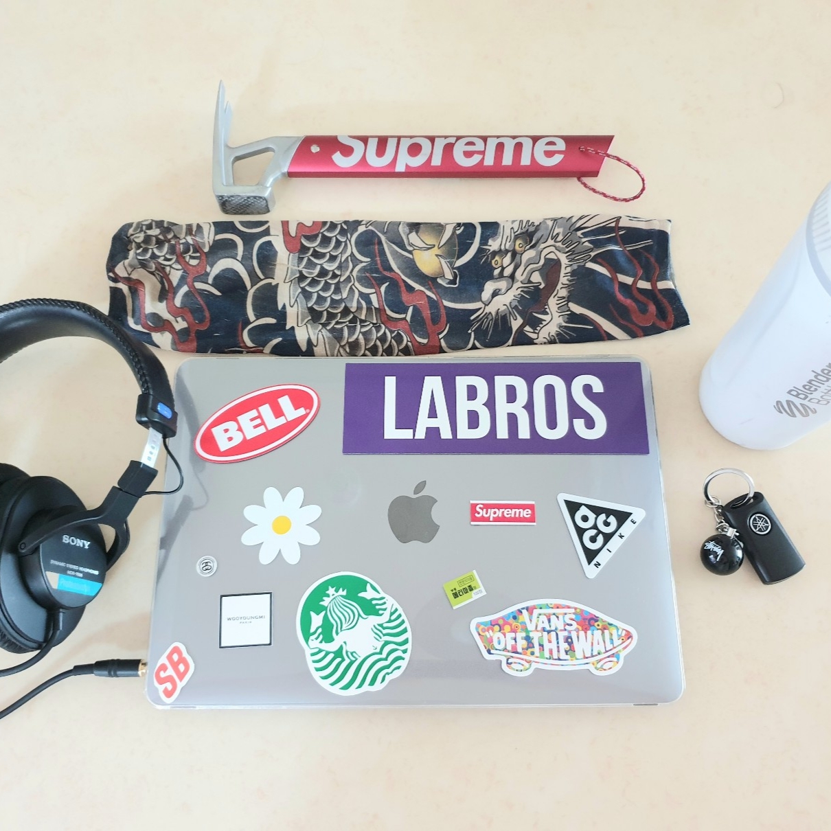 Apple 2020 CTO MacBook Air 13 M1 256GB SSD / 16GB RAM Silver (Korean Ver.), Supreme MSR Camp Hammer Red - 23SS 착용 스타일