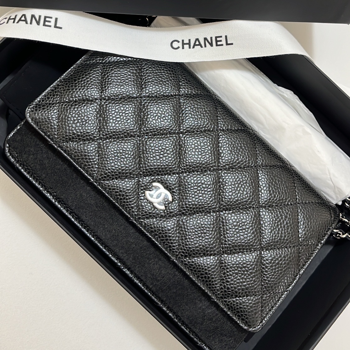 Chanel Classic Wallet On Chain Grained Calfskin & Silver Black 착용 스타일 - 2