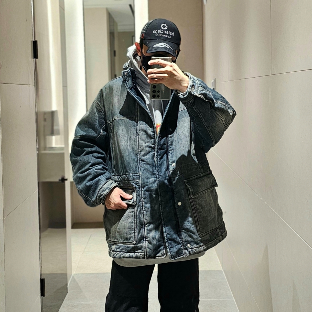 Balenciaga Denim Oversized Parka Light Blue, Balenciaga Top League Cap White 착용 스타일 - 3