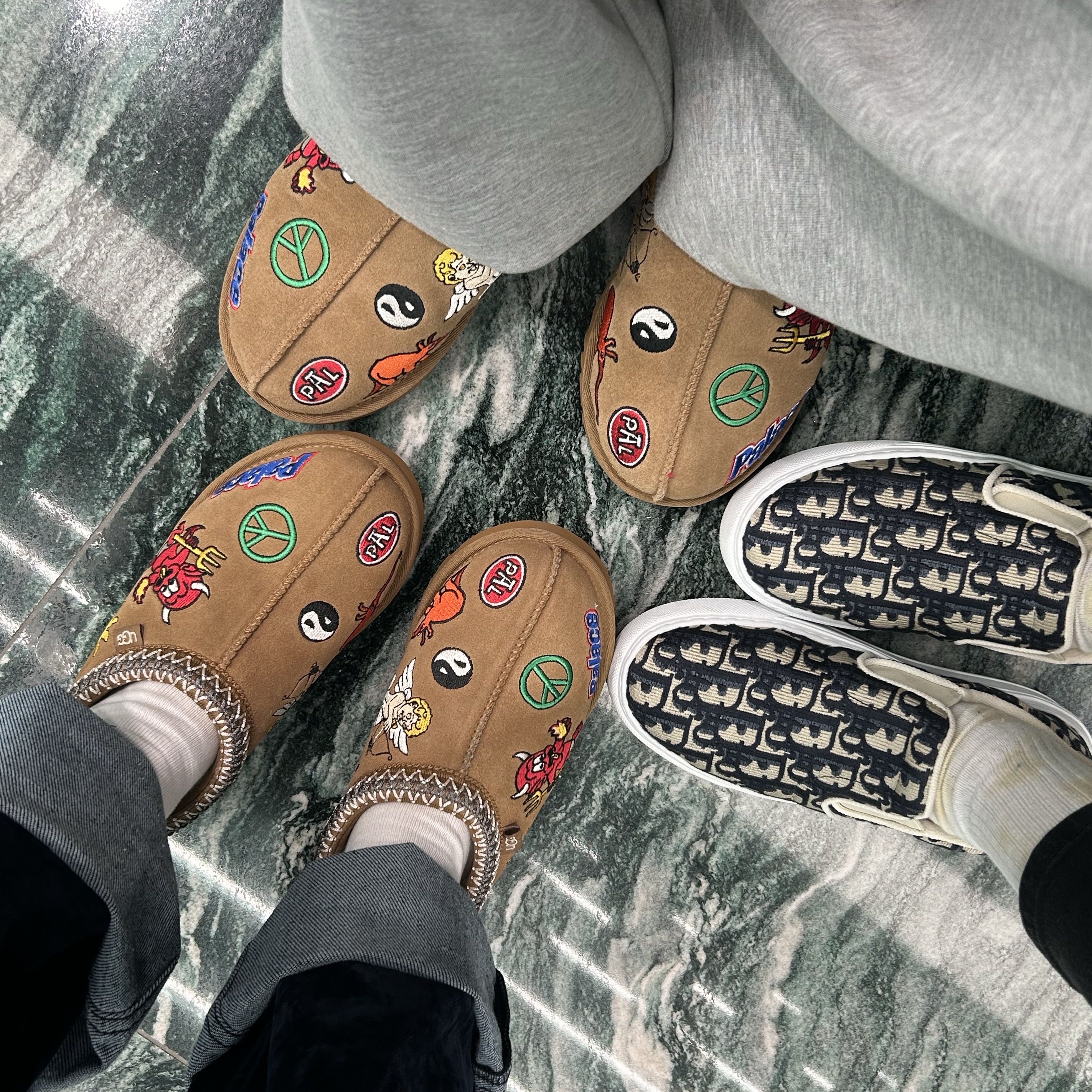 UGG x Palace Tasman Slipper Chestnut 착용 스타일 - 2