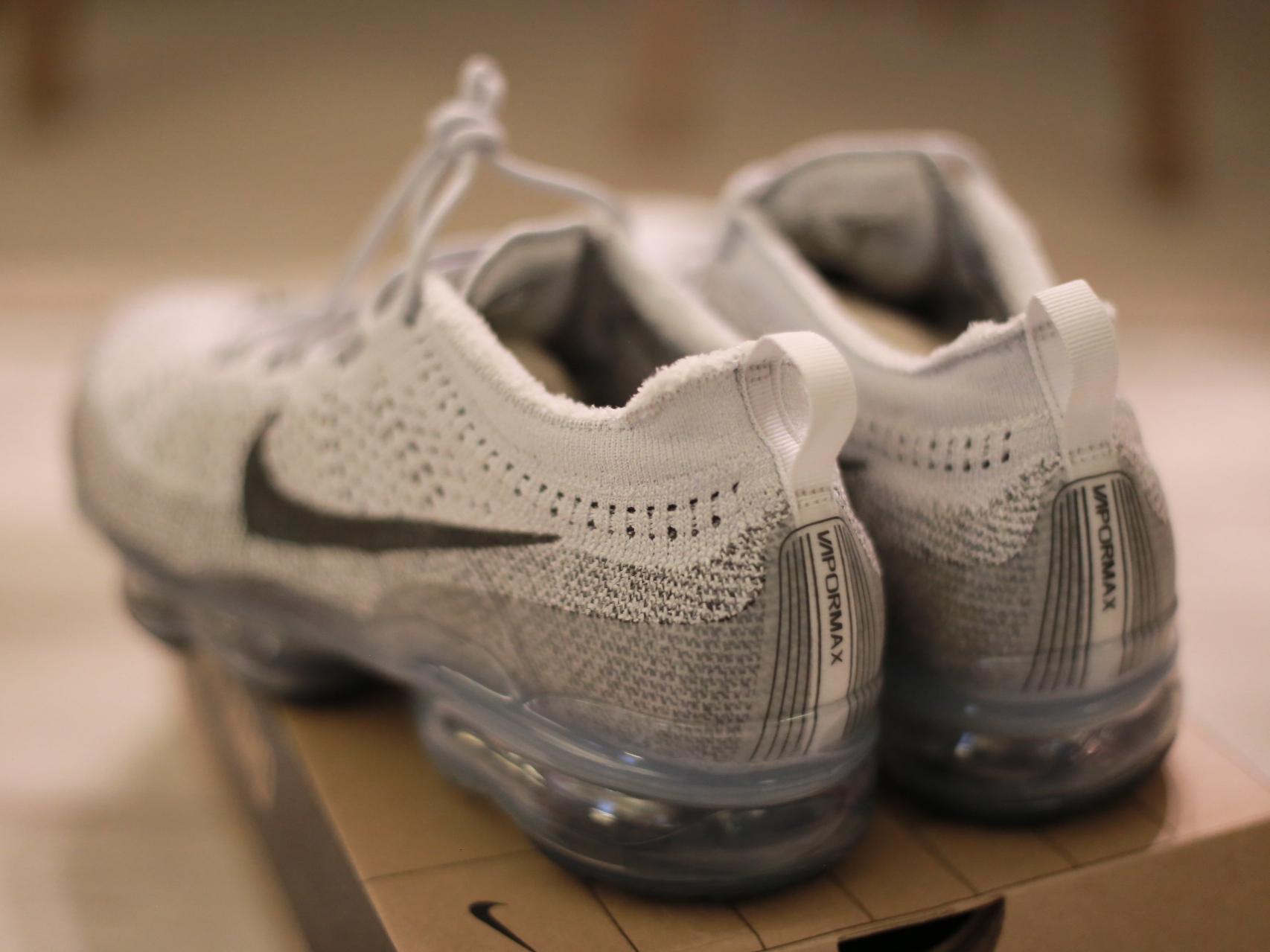 Nike Air VaporMax 2023 Flyknit Pure Platinum Anthracite 착용 스타일 - 3