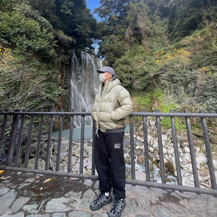 Nike x Stussy NRG Washed Fleece Pants Black (DO5296-010), Supreme Pigment Print S Logo 6-Panel Grey - 22FW 착용 스타일