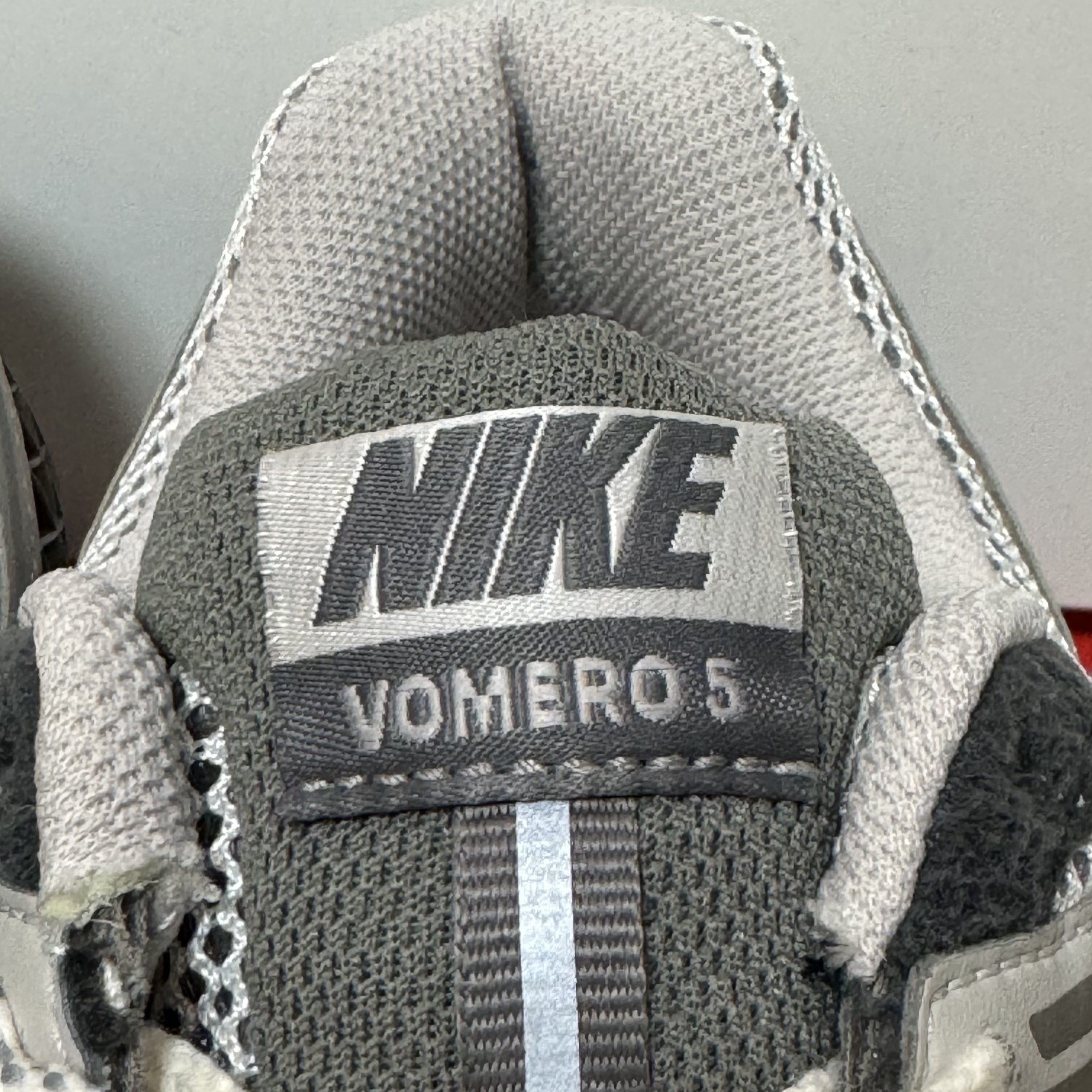 Nike Zoom Vomero 5 PRM Light Iron Ore and Flat Fewter 착용 스타일 - 5