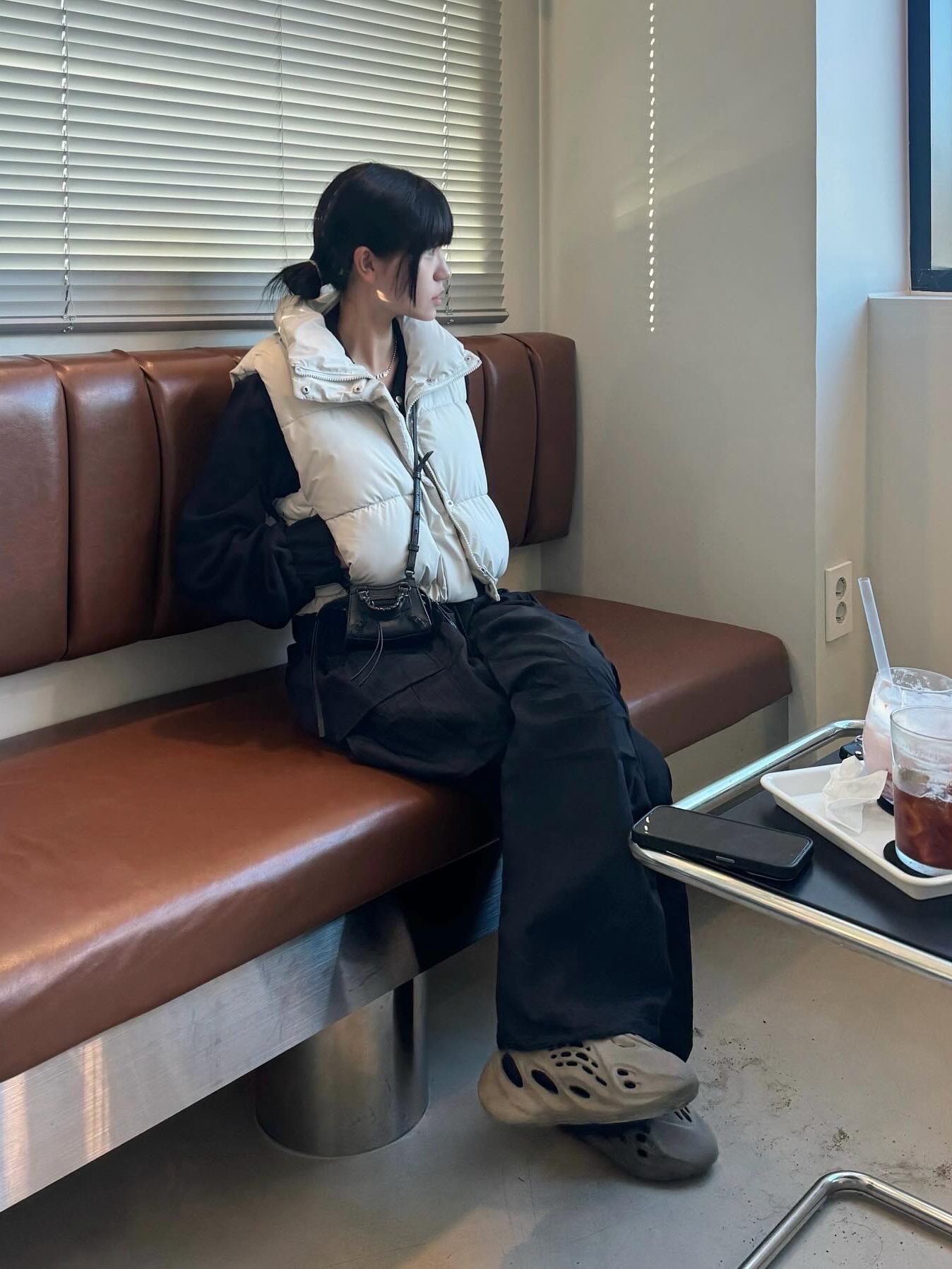 Adidas Yeezy Foam RNNR Stone Sage, Balenciaga Grained Calfskin Neo Classic Super Nano Handbag Black 착용 스타일