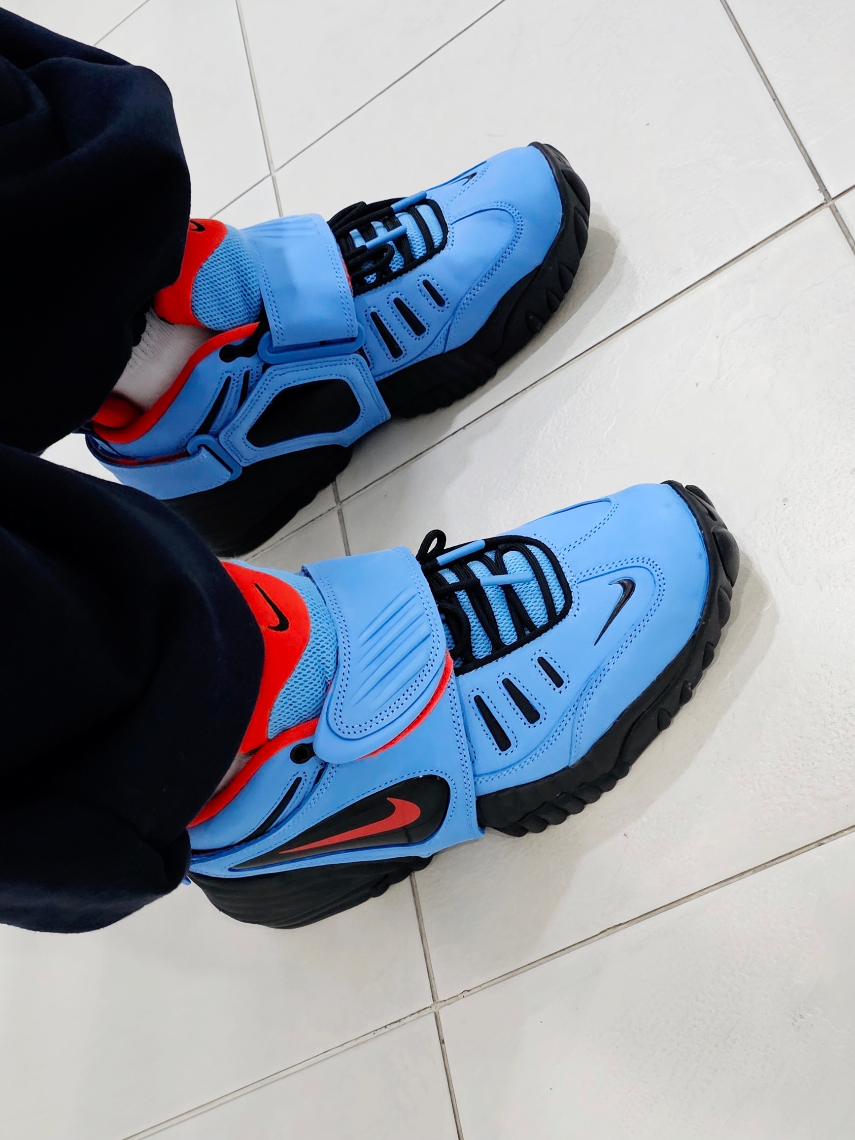 Nike x Ambush Air Adjust Force SP University Blue and Habanero Red 착용 스타일 - 2