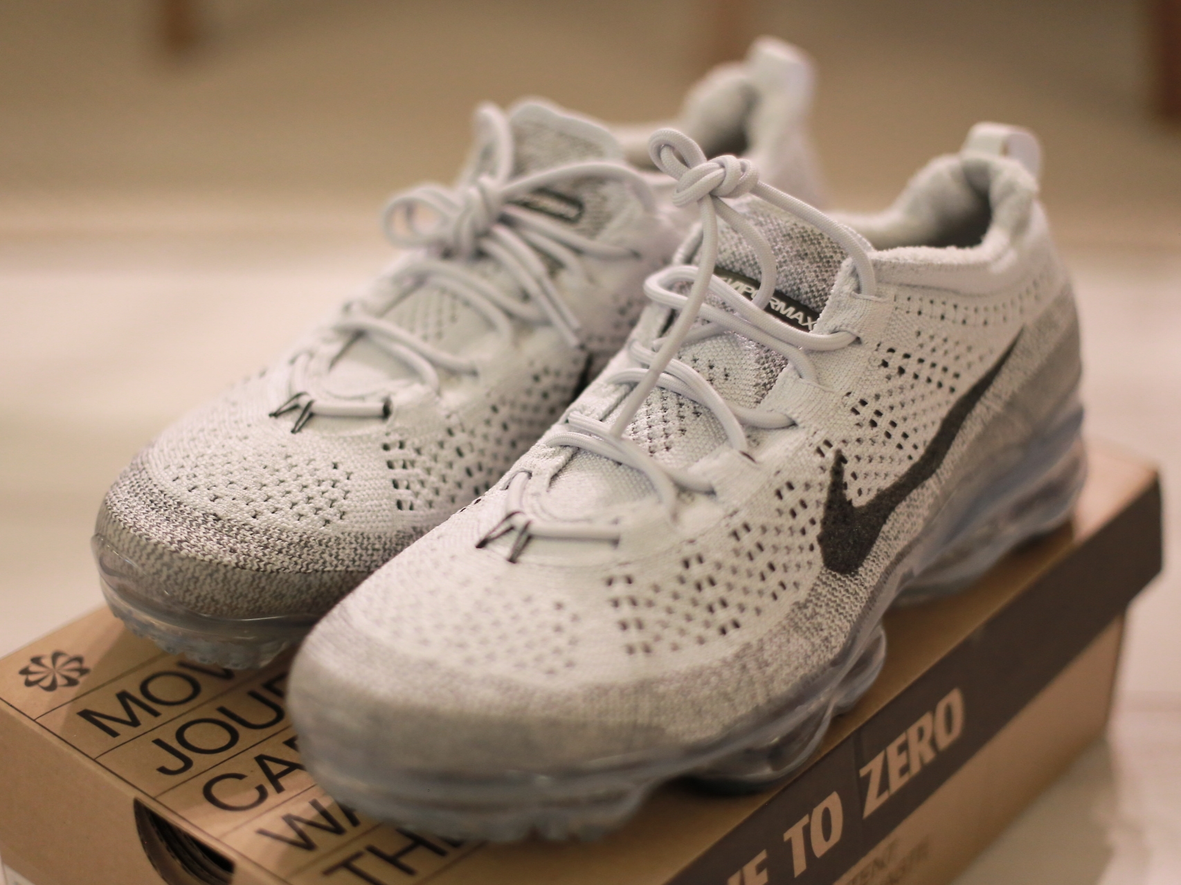 Nike Air VaporMax 2023 Flyknit Pure Platinum Anthracite 착용 스타일 - 2