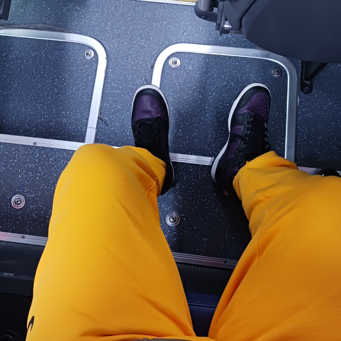Nike x Fragment Dunk High Black, Nike x Drake Nocta Fleece Pants University Gold - Asia 착용 스타일 - 1