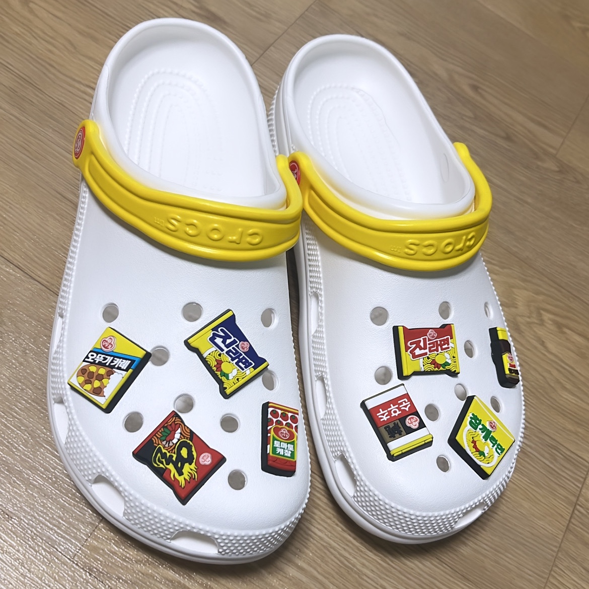 Crocs x Ottogi Classic Clog White Yellow 착용 스타일
