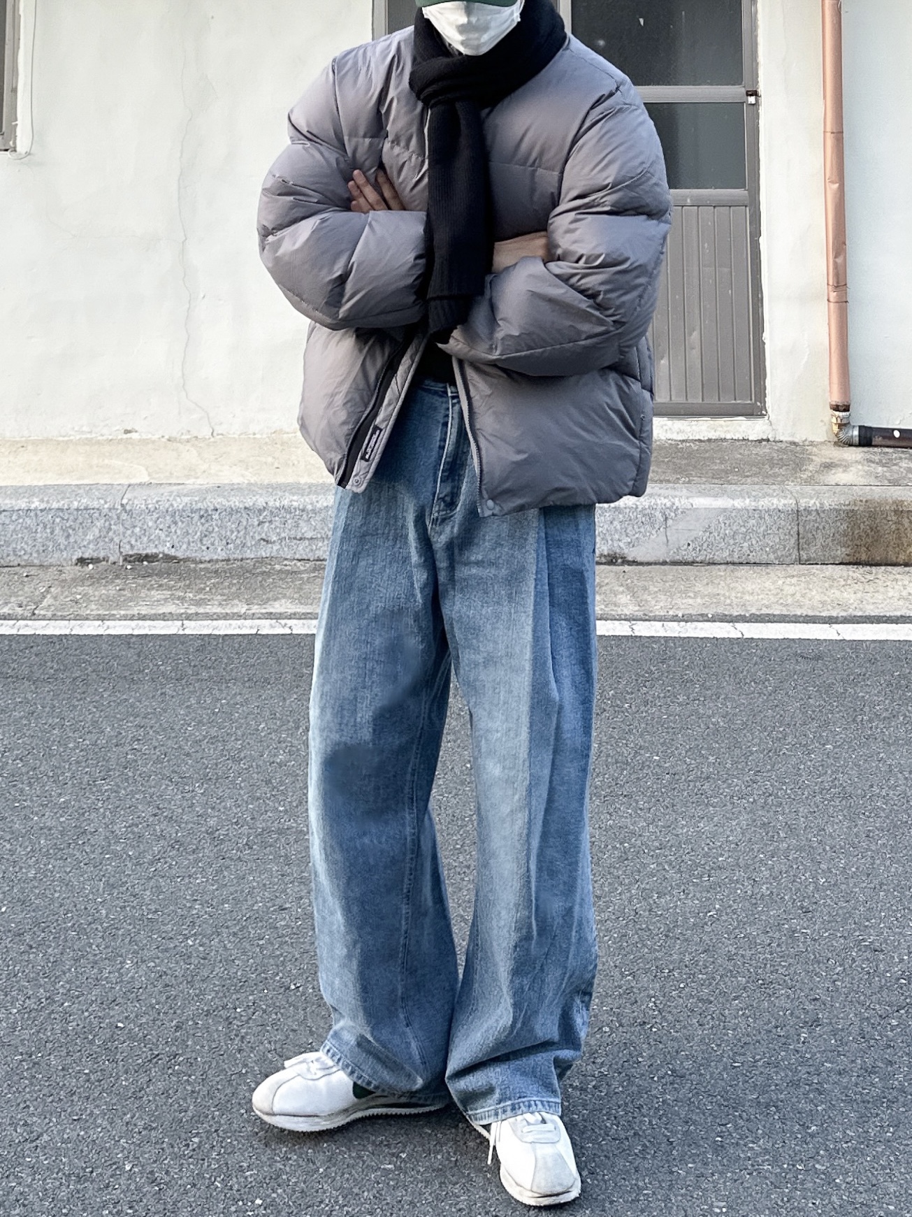 Nike x Stranger Things Classic Cortez Hawkins High School 착용 스타일