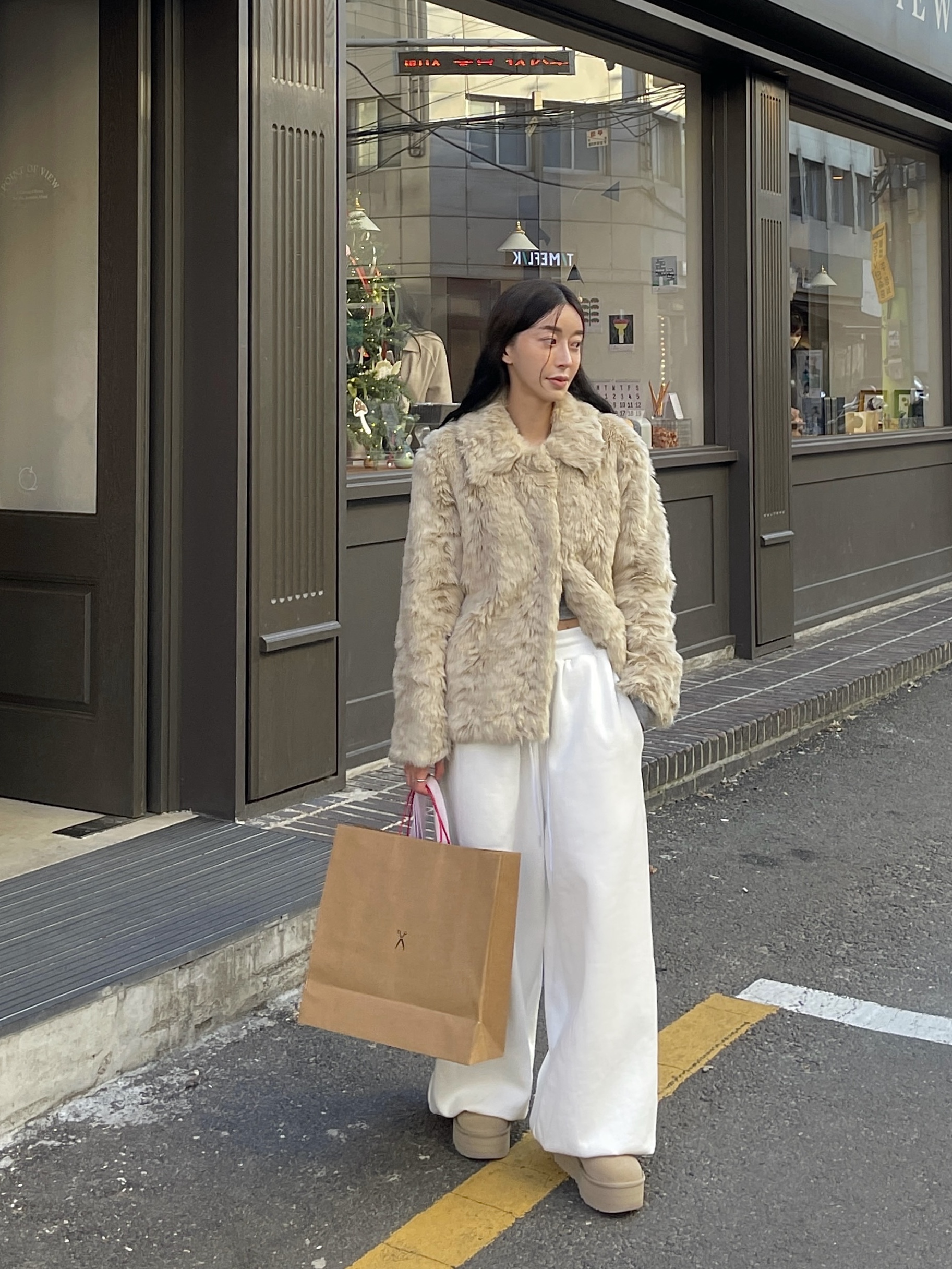 (W) UGG Classic Ultra Mini Platform Mustard Seed 착용 스타일 - 1