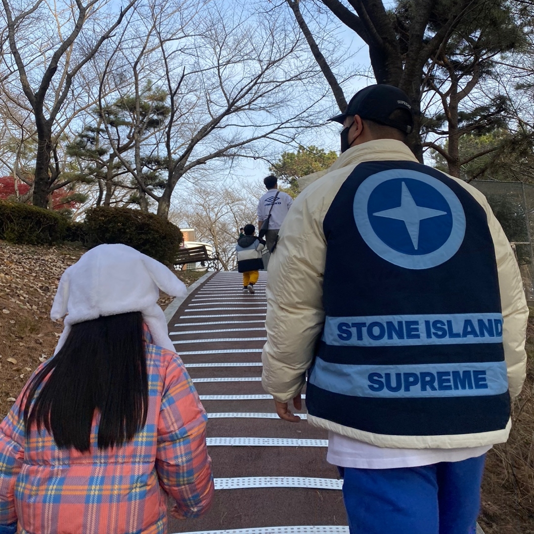 Supreme x Stone Island Reversible Down Puffer Jacket White - 23FW, Nike x Stussy NRG Acid Washed Fleece Pants Game Royal (DR4025-480) 착용 스타일