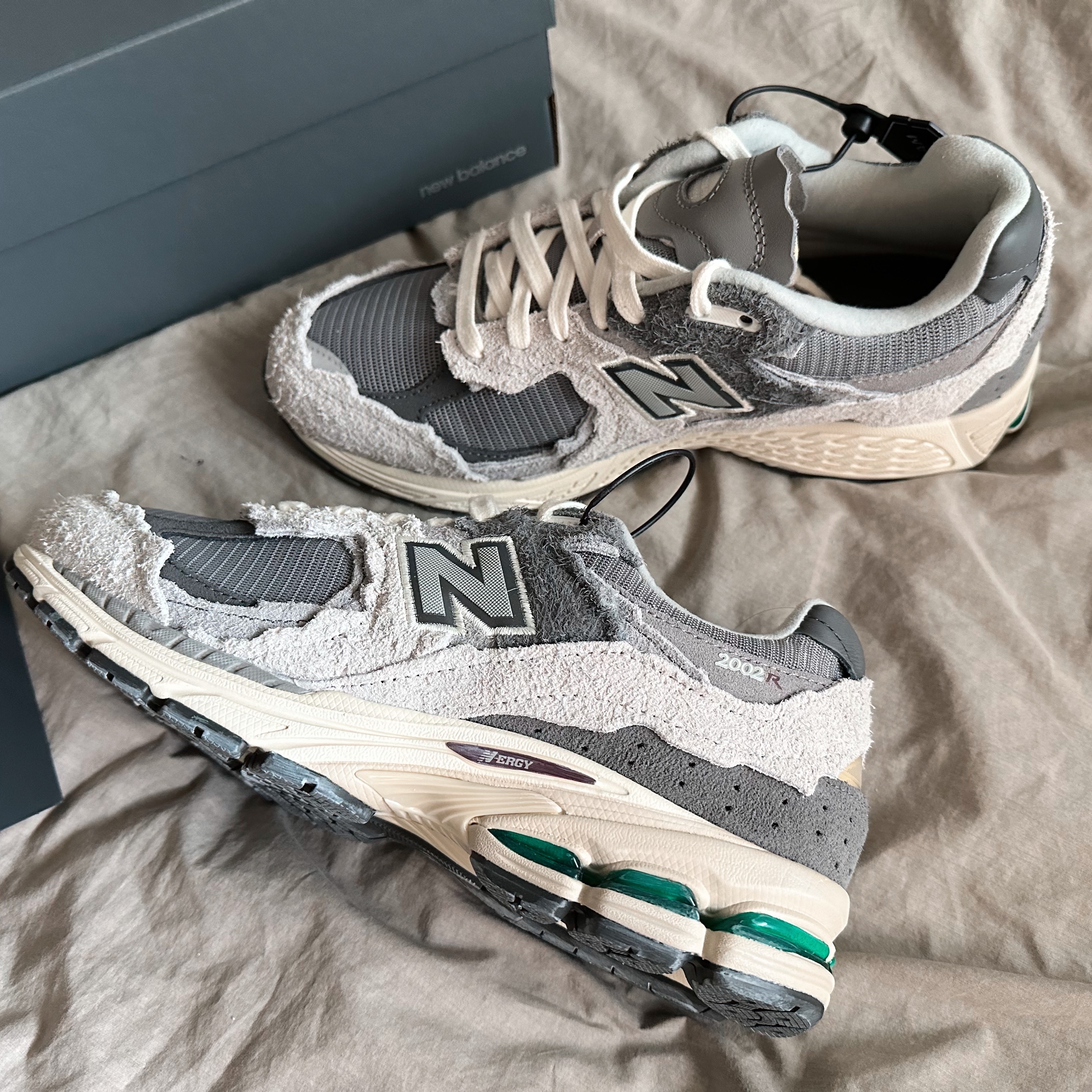 New Balance 2002R Protection Pack Rain Cloud 착용 스타일 - 2