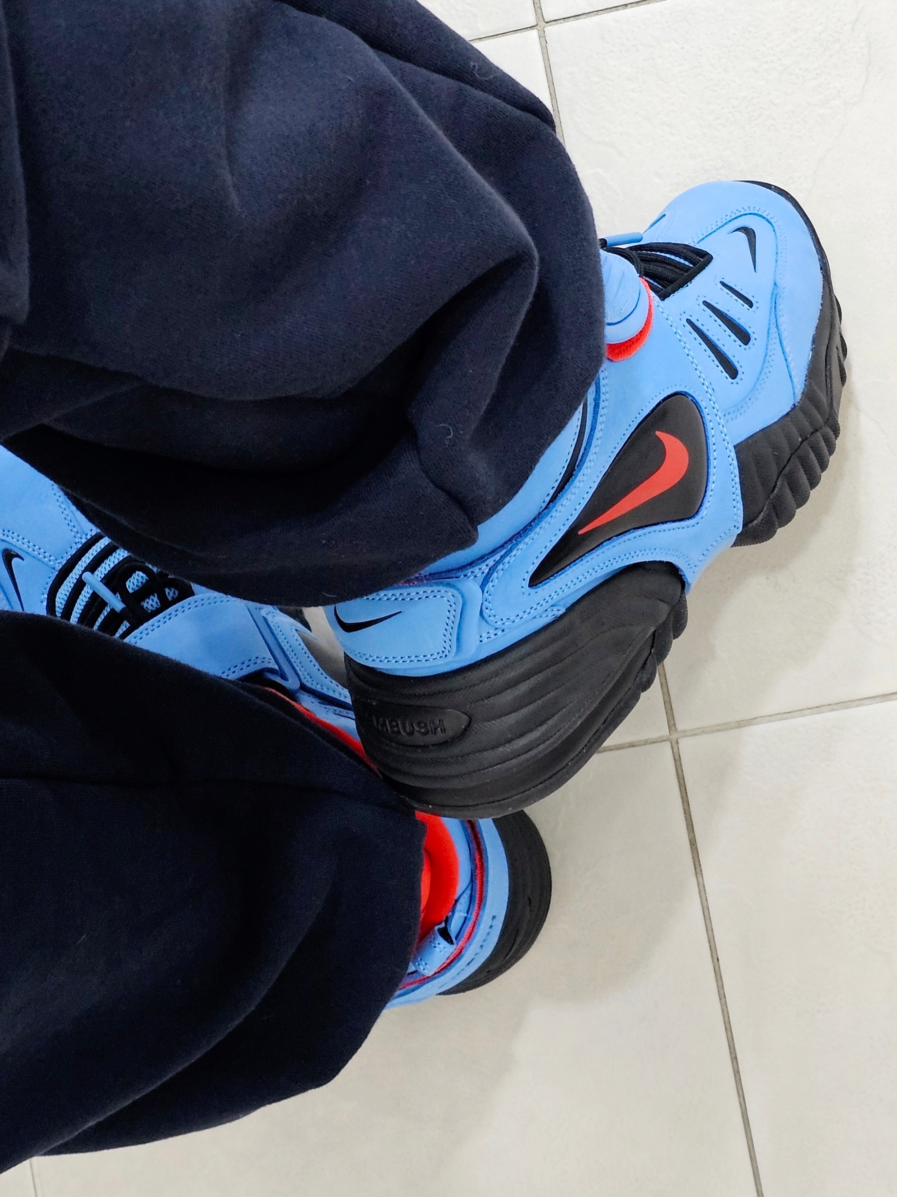 Nike x Ambush Air Adjust Force SP University Blue and Habanero Red 착용 스타일 - 4