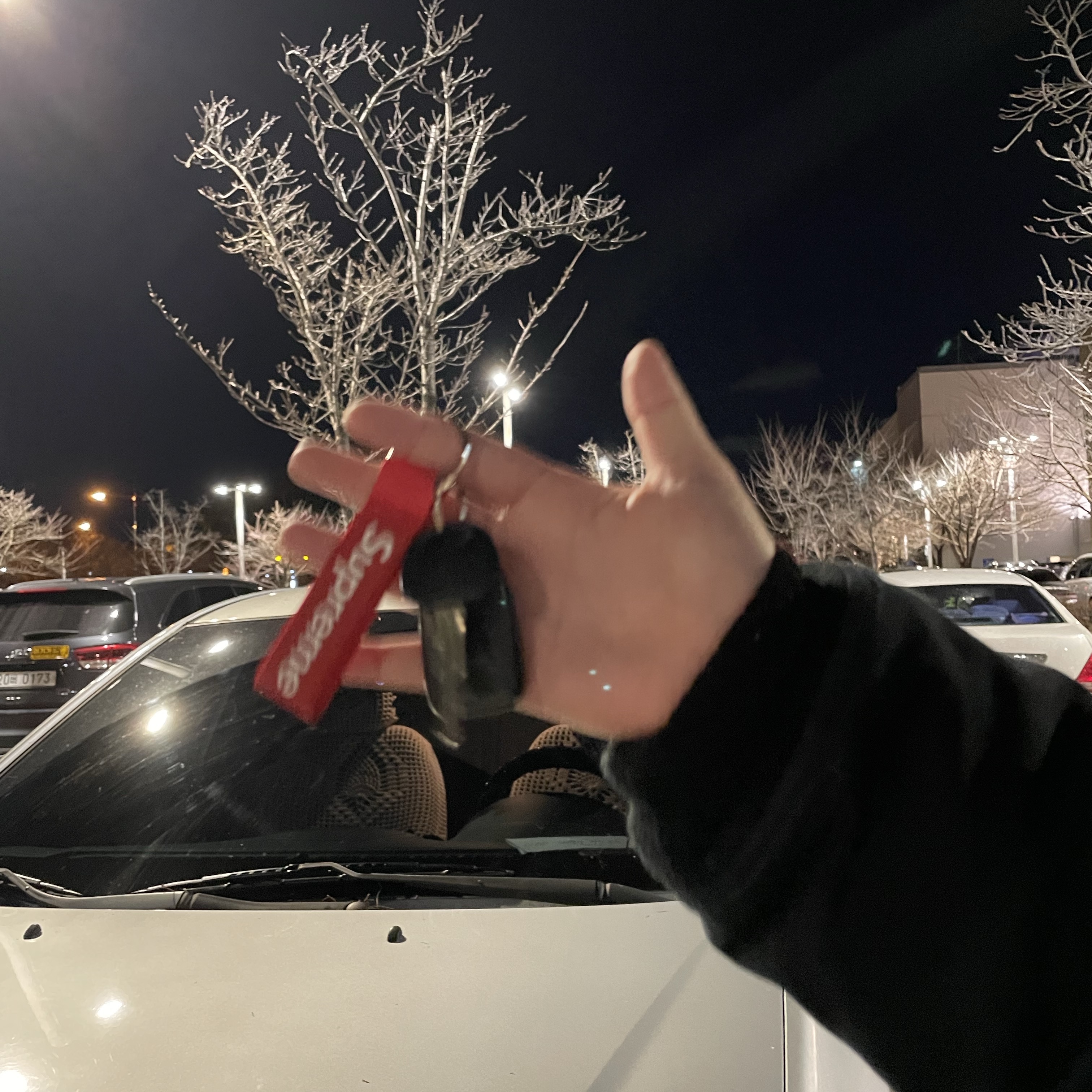 Supreme Webbing Keychain Red - 23SS 착용 스타일