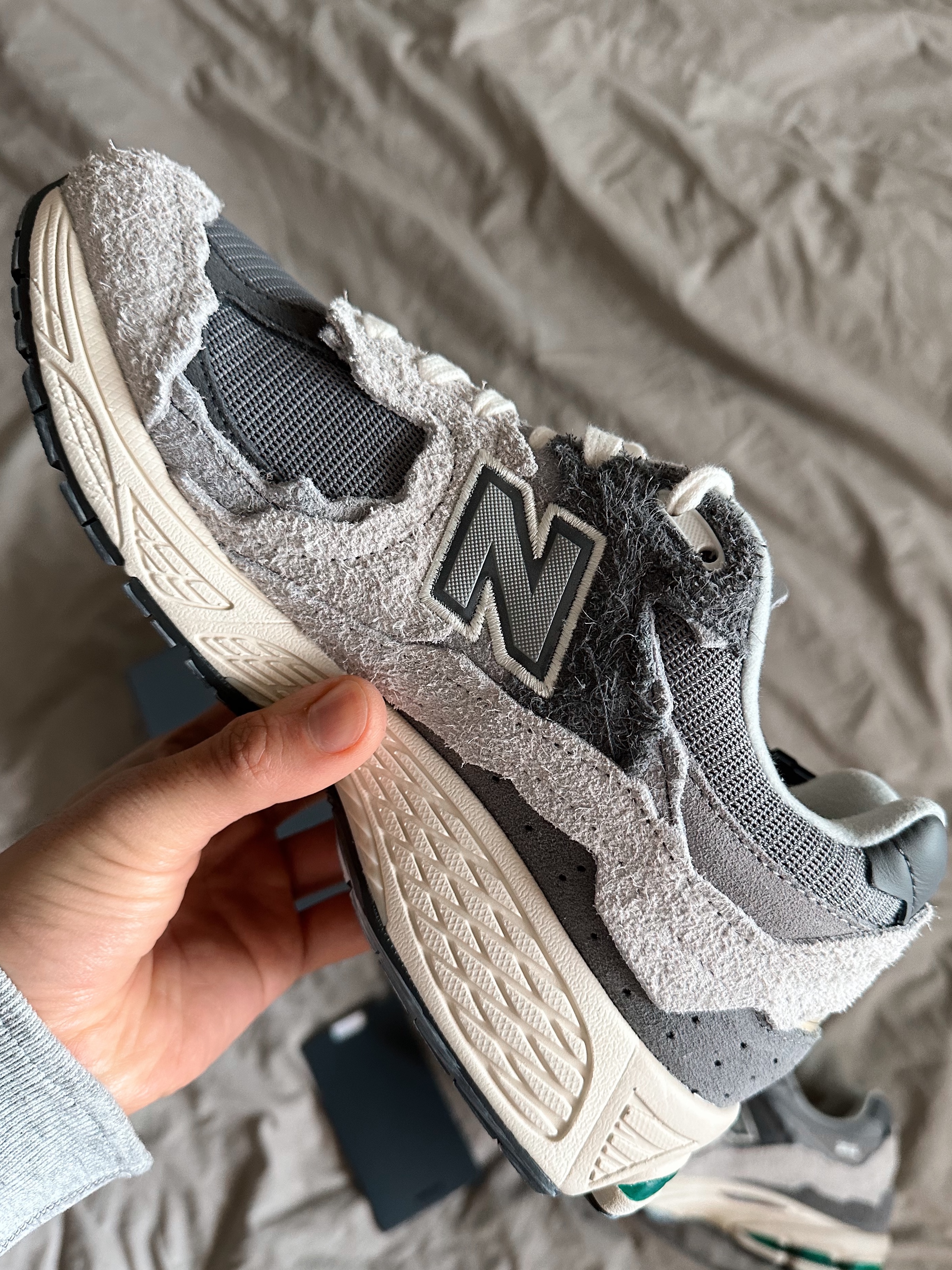 New Balance 2002R Protection Pack Rain Cloud 착용 스타일 - 3
