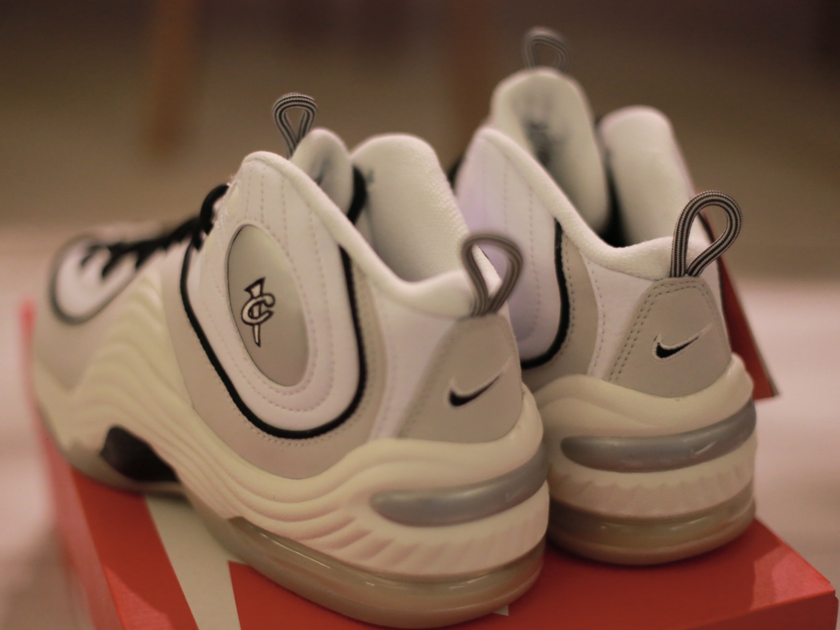 Nike Air Penny II Photon Dust 착용 스타일 - 3