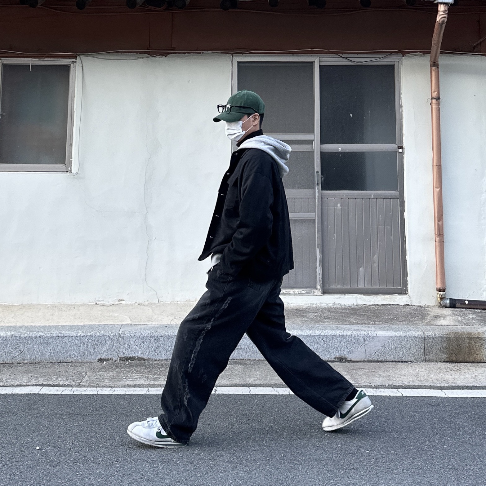 Nike x Stranger Things Classic Cortez Hawkins High School 착용 스타일