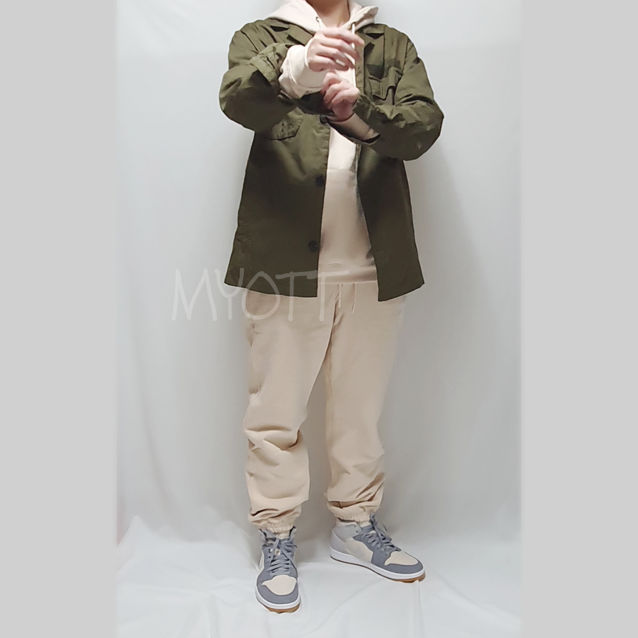 Jordan 1 Mid SE Coconut Milk Particle Grey 착용 스타일 - 2