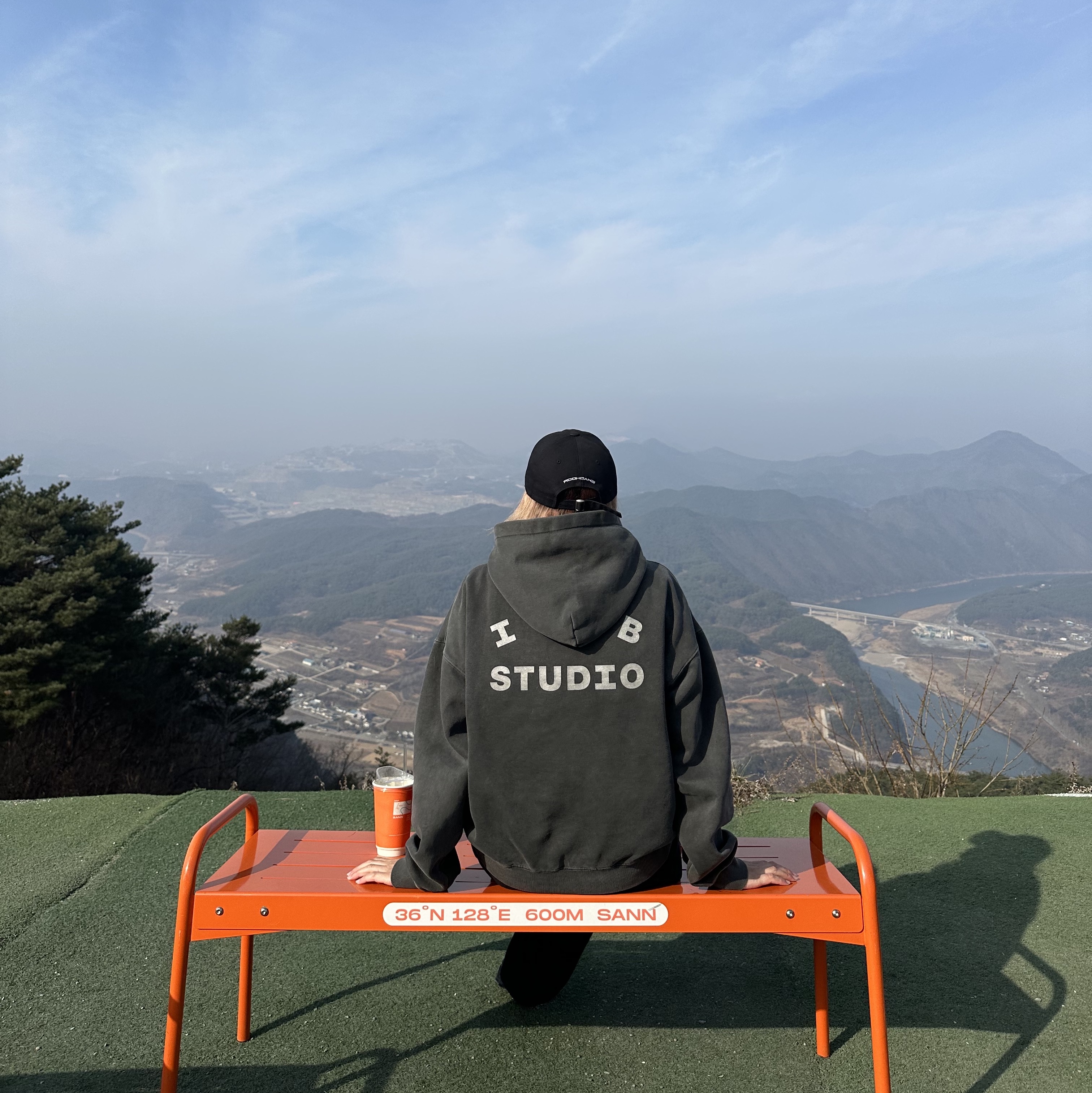 IAB Studio Pigment Hoodie Black 착용 스타일 - 2