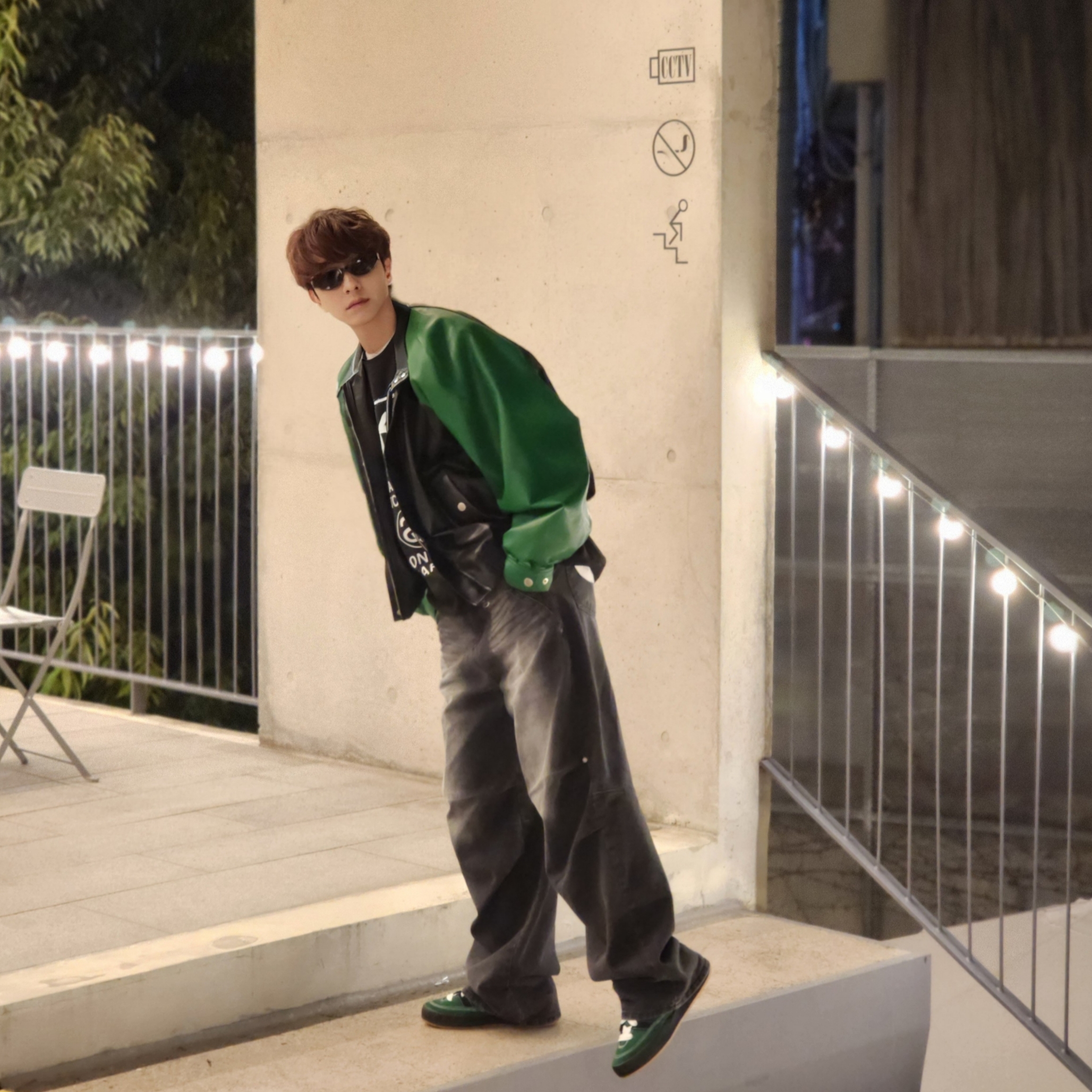 Stussy World Tour Crew Black 2023, Stussy World Tour Crew Pigment Dyed Black 착용 스타일 - 5