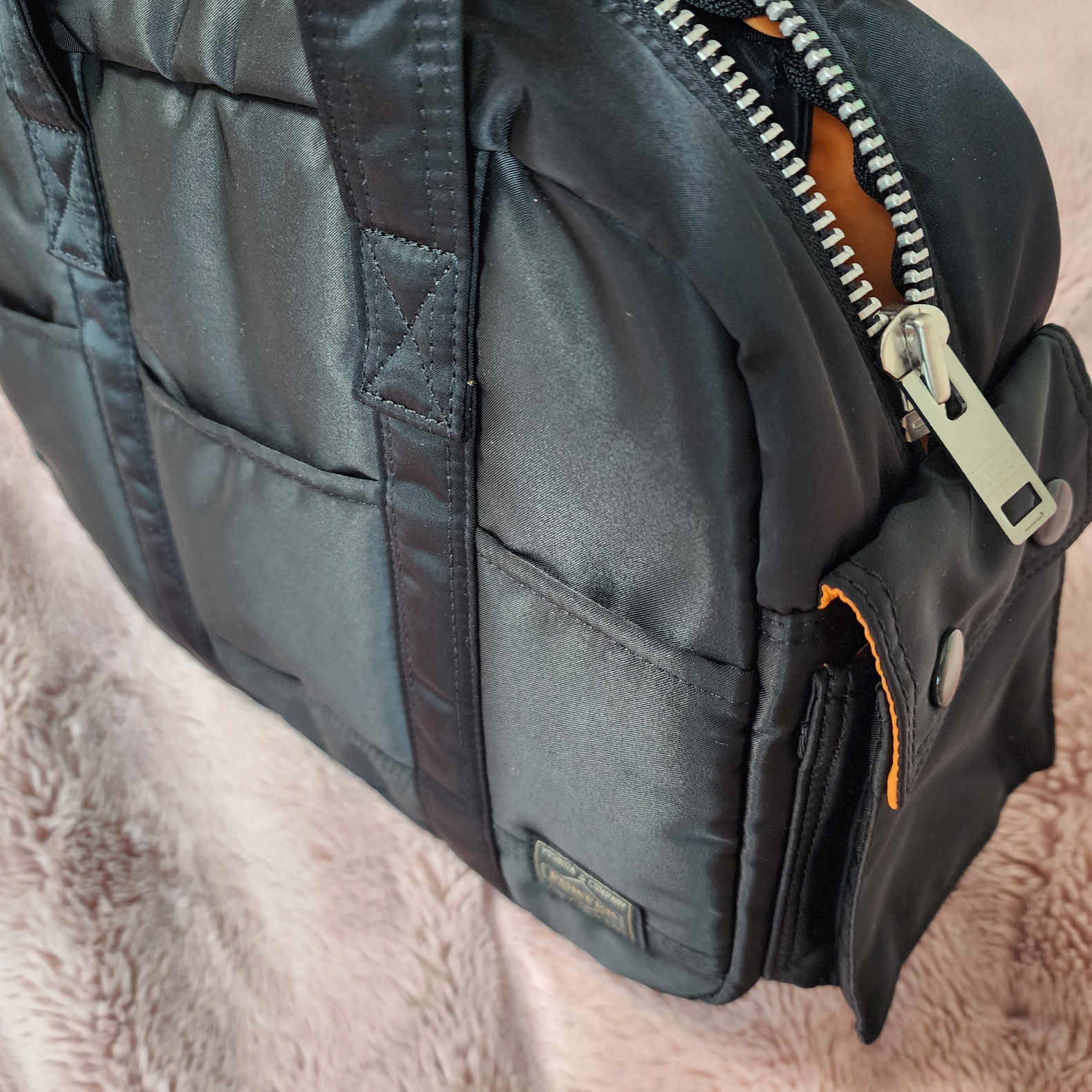 Porter Tanker Duffle Bag S Black 착용 스타일 - 3