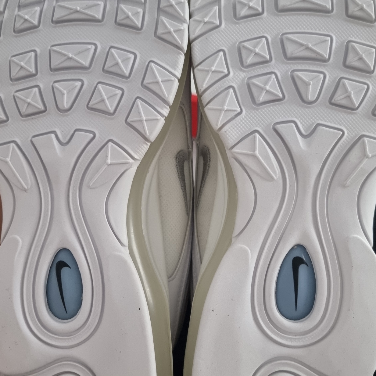 Nike Air Max 97 Triple White Wolf Grey 착용 스타일 - 4