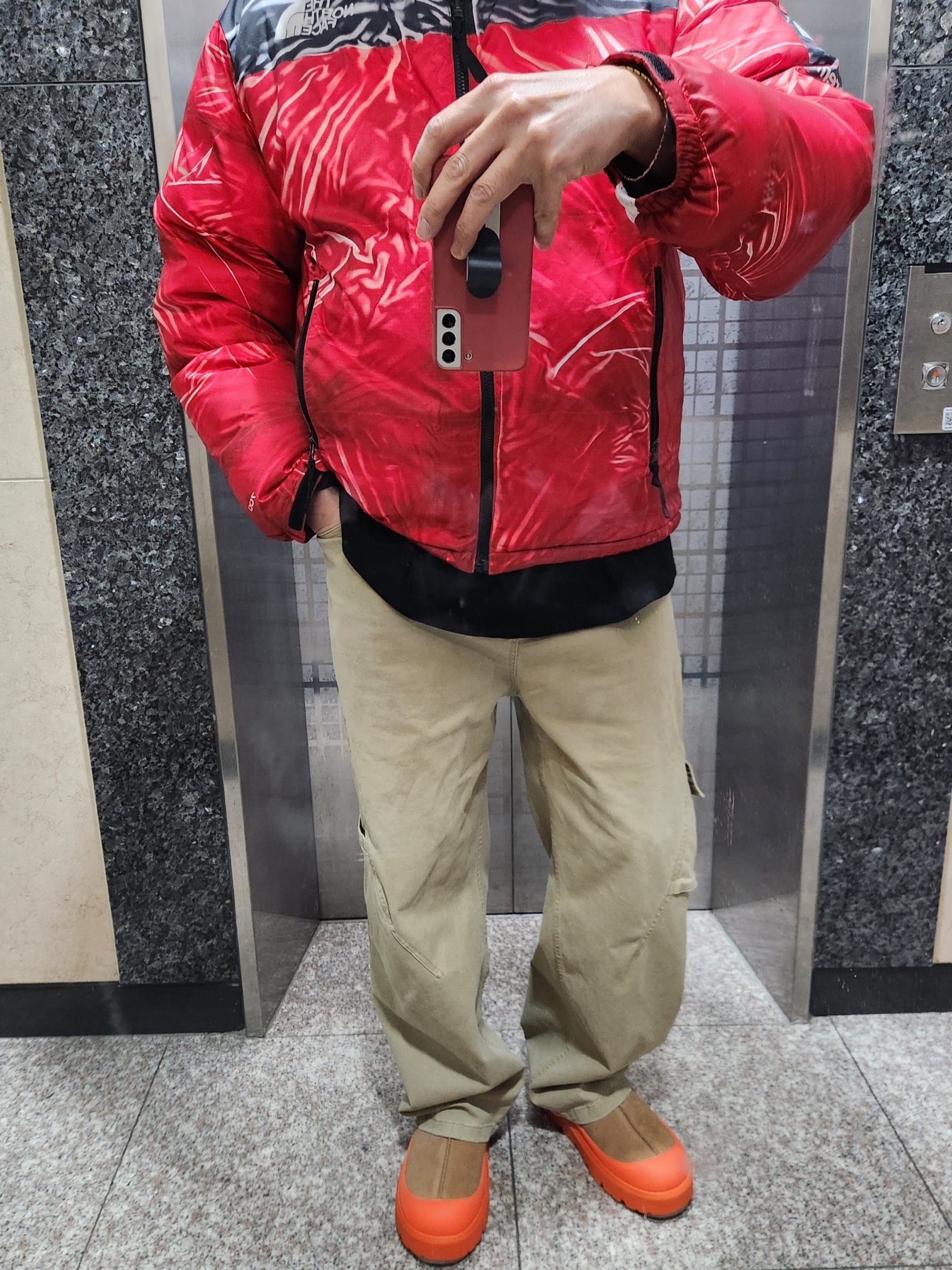 Supreme x The North Face Trompe L’oeil Printed Nuptse Jacket Red - 23SS, UGG Tasman Weather Hybrid Chestnut Orange 착용 스타일 - 2