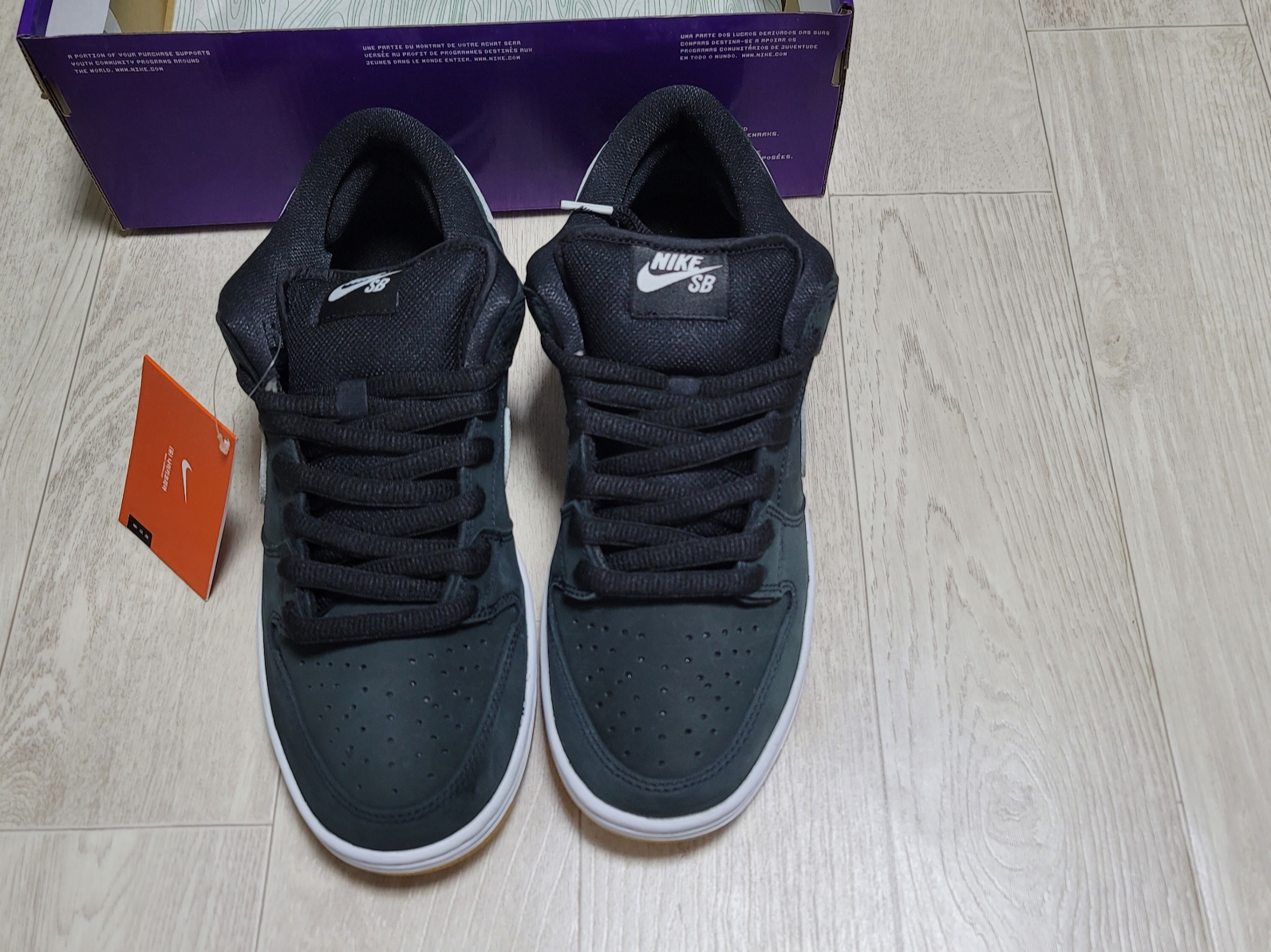 Nike SB Dunk Low Pro Black White 착용 스타일 - 1