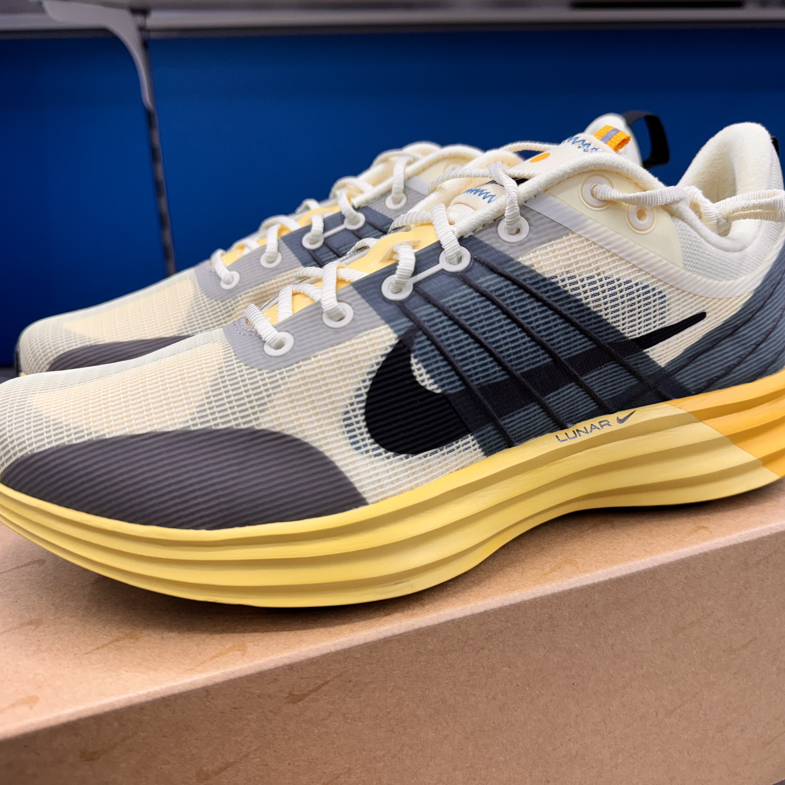 Nike Lunar Roam Alabaster and Green Abyss 착용 스타일