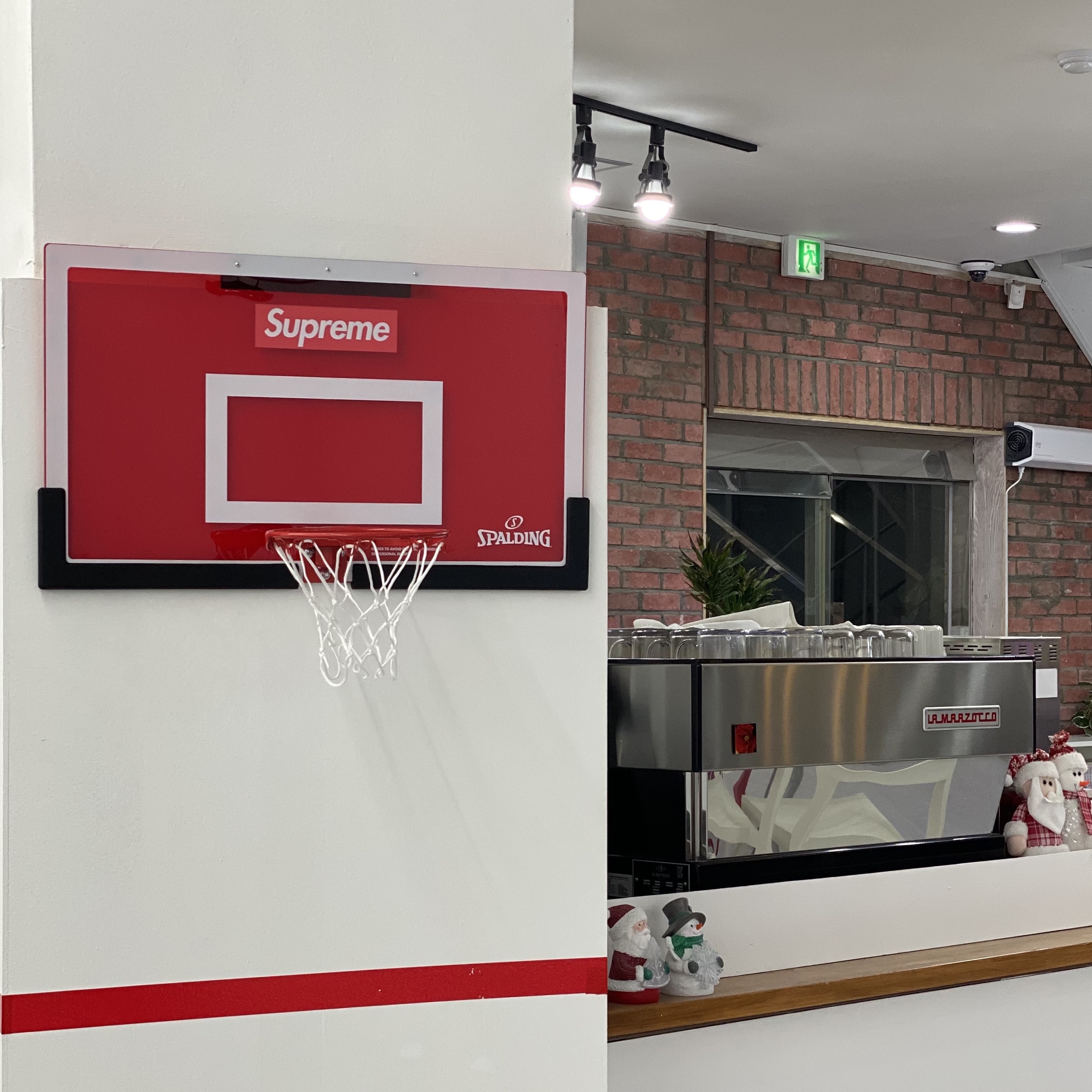 Supreme x Spalding Mini Basketball Hoop Red  - 23FW 착용 스타일 - 1
