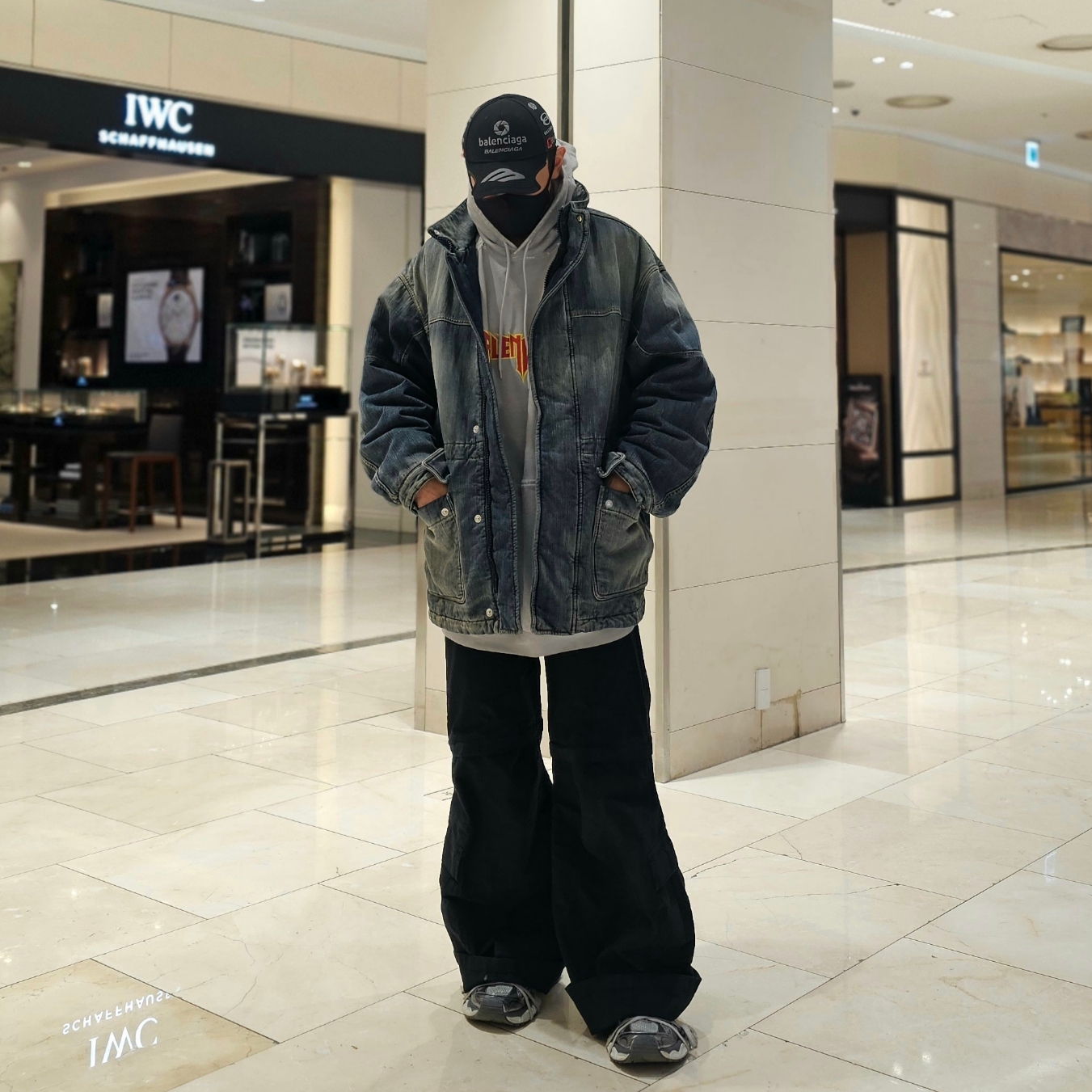 Balenciaga Denim Oversized Parka Light Blue, Balenciaga Top League Cap White 착용 스타일 - 2