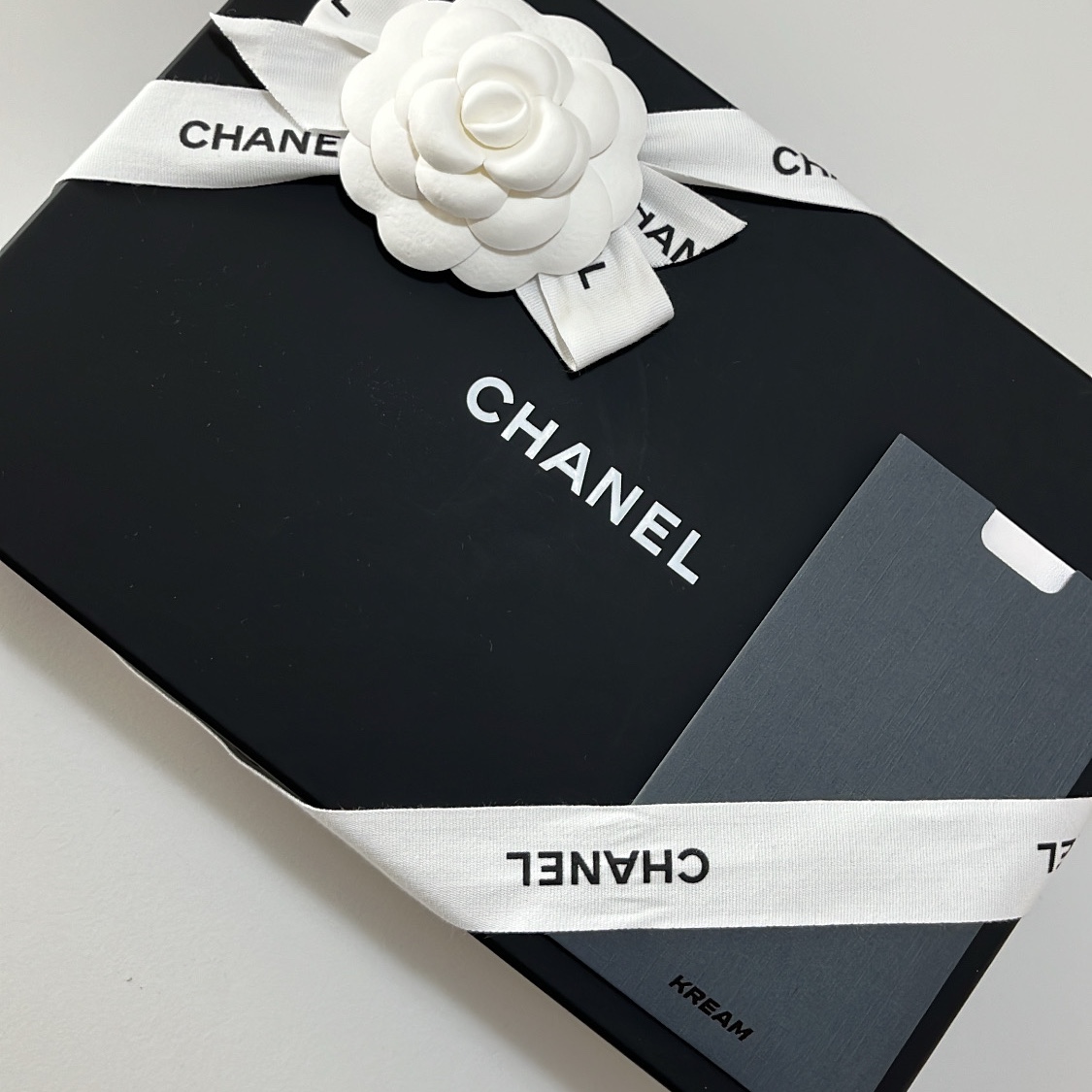 Chanel Classic Wallet On Chain Grained Calfskin & Silver Black 착용 스타일 - 1