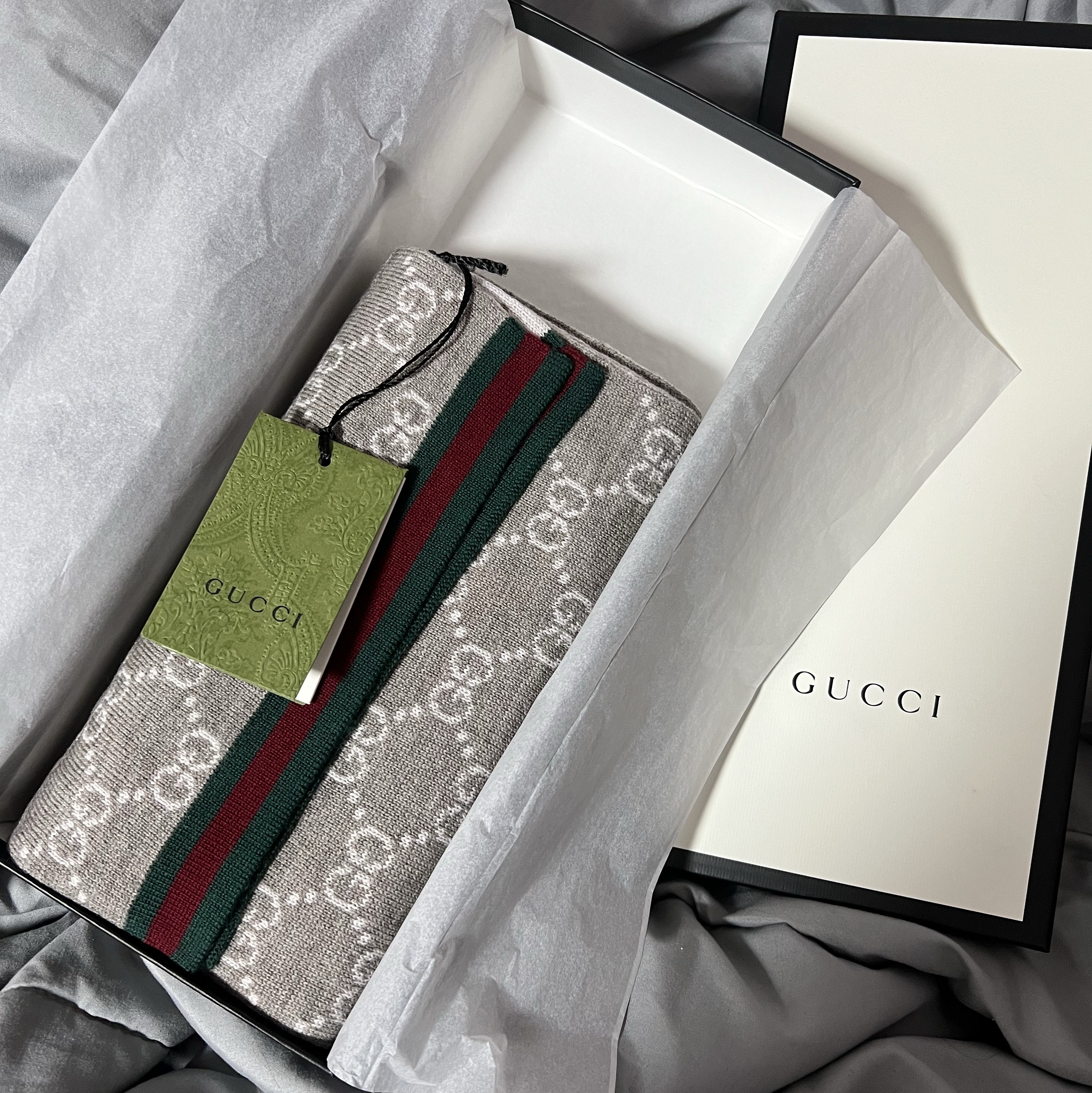 Gucci GG Two-Tone Wool Scarf Beige 착용 스타일