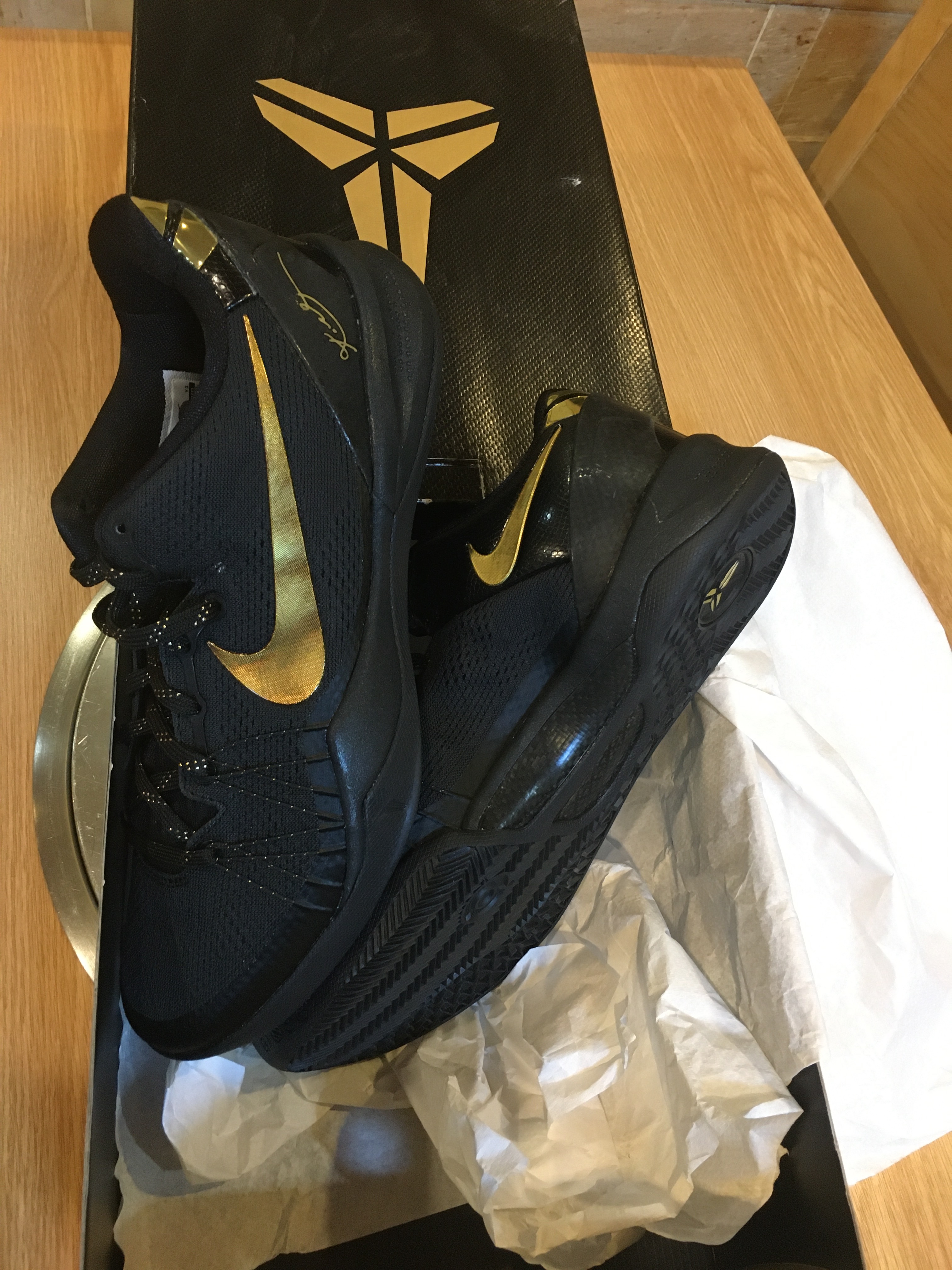 Kobe 8 Elite+ Black Gold 착용 스타일