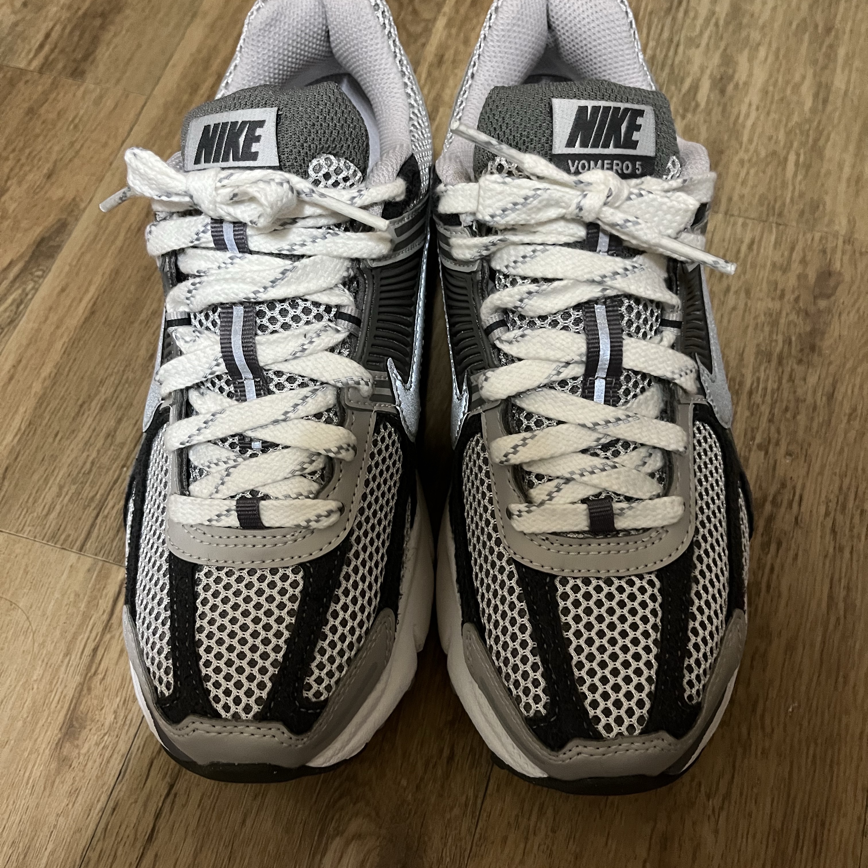 Nike Zoom Vomero 5 PRM Light Iron Ore and Flat Fewter 착용 스타일 - 2