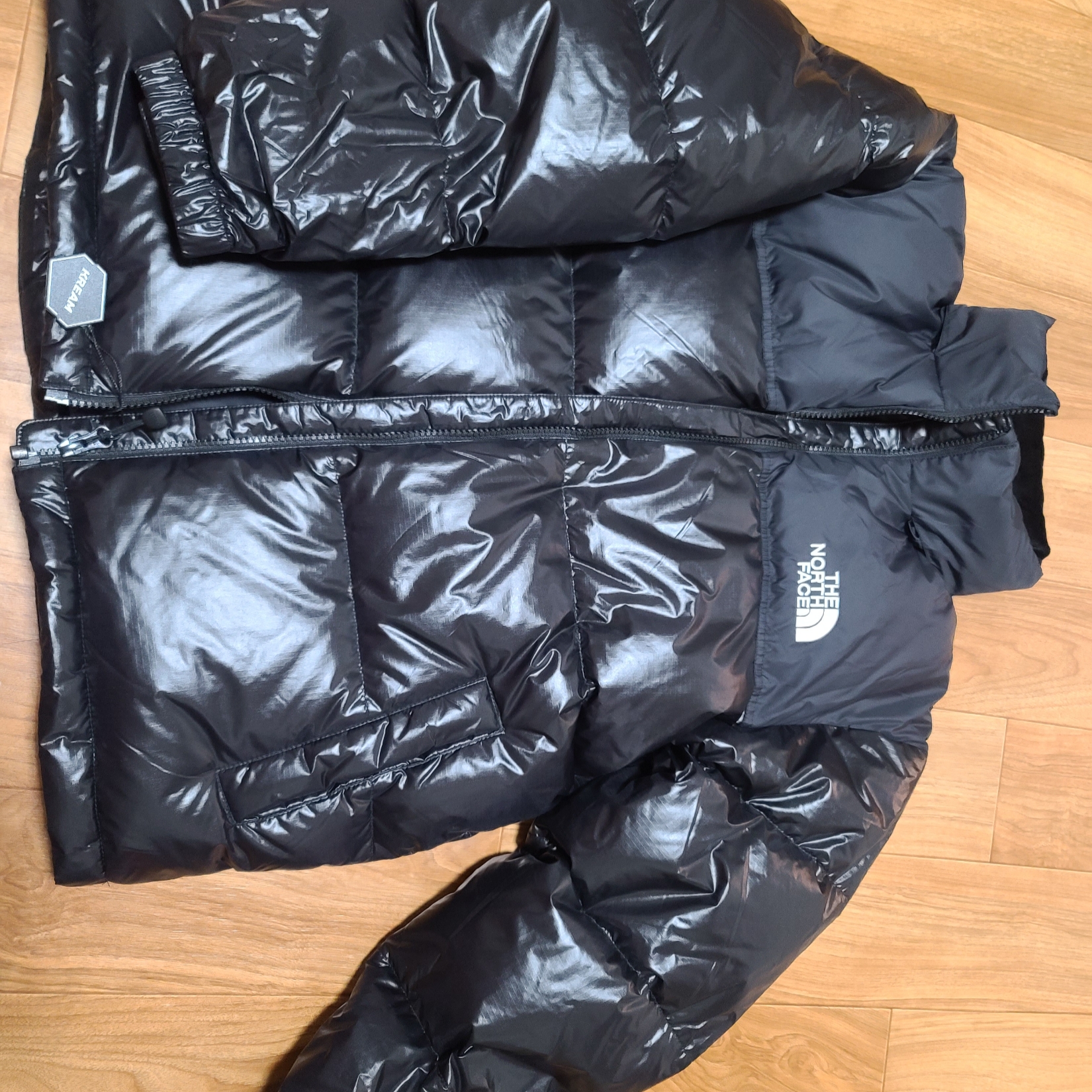 (Kids) The North Face 1996 Eco Nuptse Down Jacket Real Black 착용 스타일 - 2
