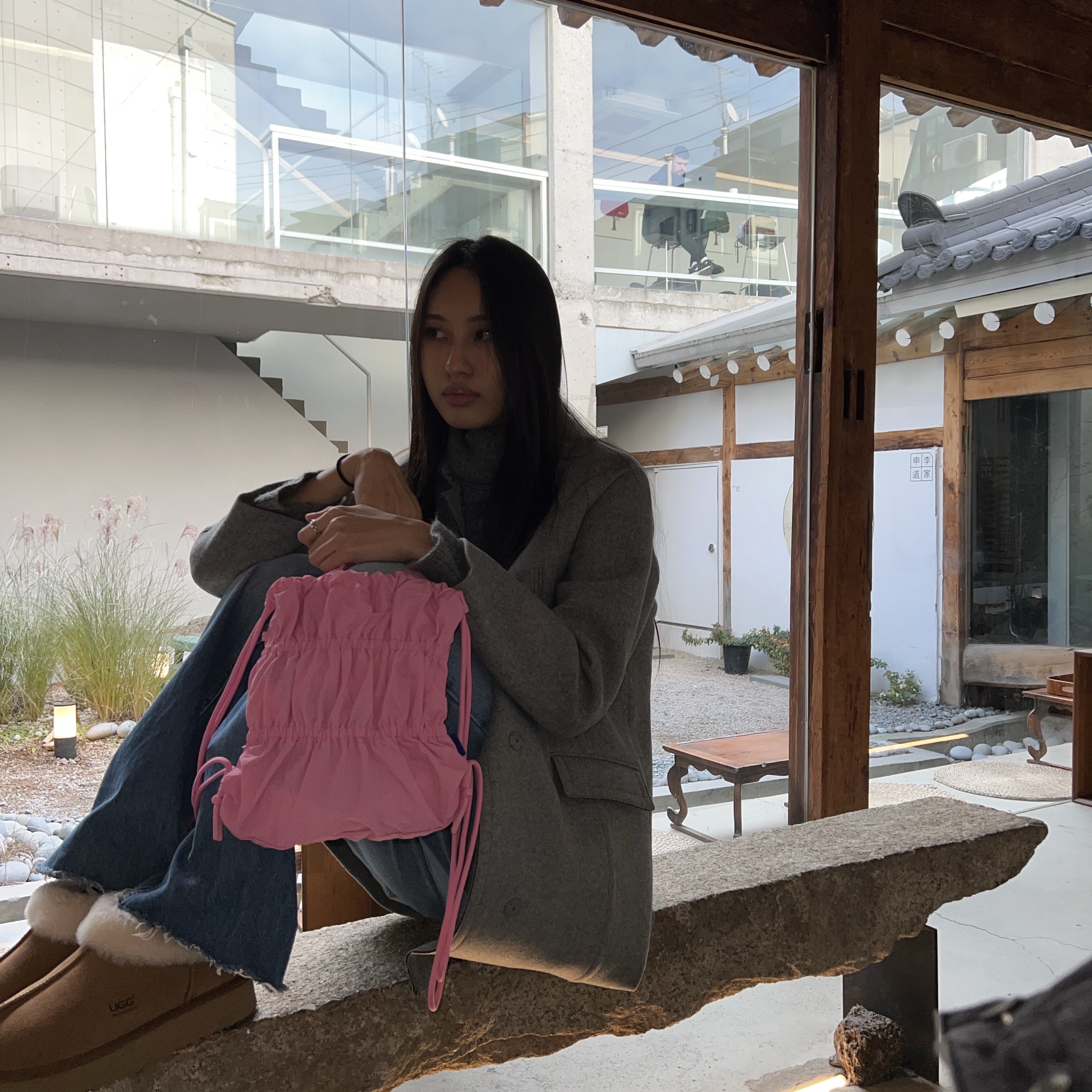(W) UGG Classic Ultra Mini Platform Boots Chestnut, Zara x Rhuigi Baggy Jeans Medium Blue 착용 스타일 - 1