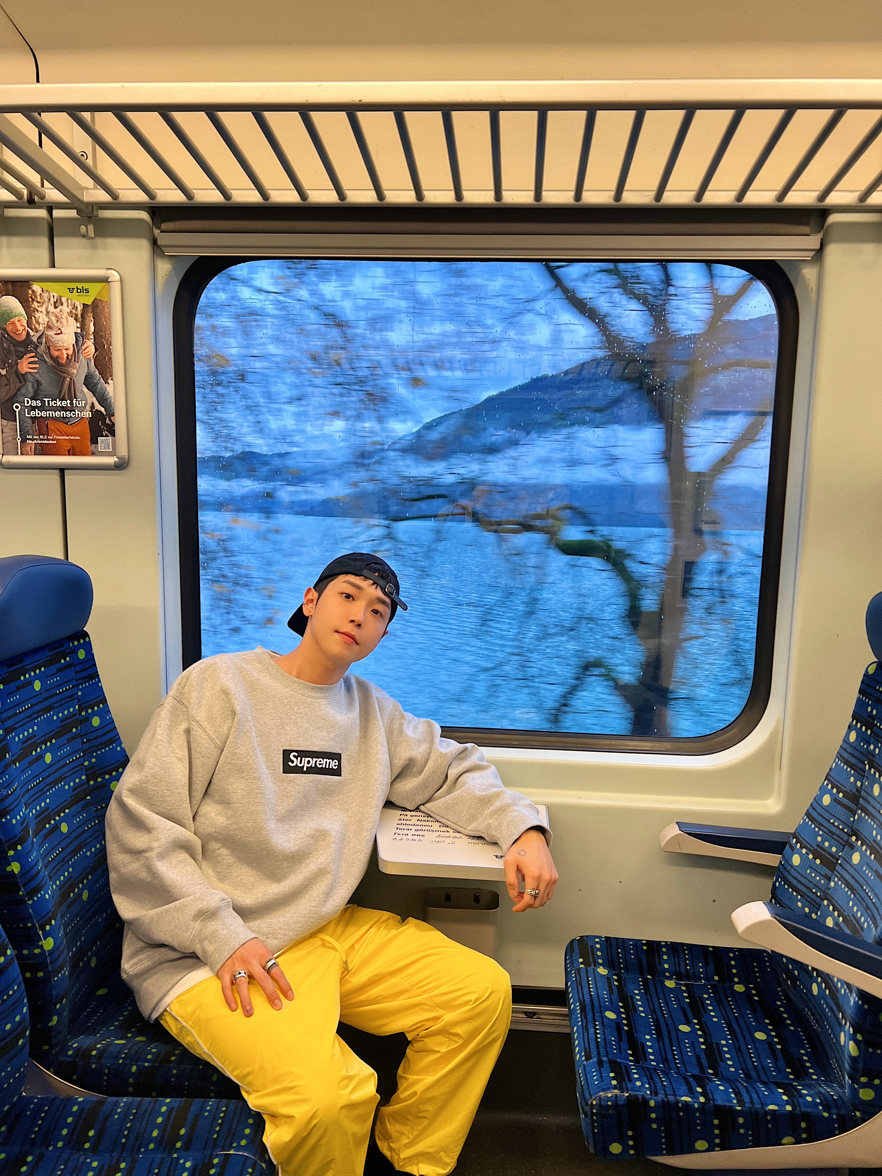 Supreme Box Logo Crewneck Heather Grey - 22FW, Roa Hiking Katharina Black 착용 스타일 - 4