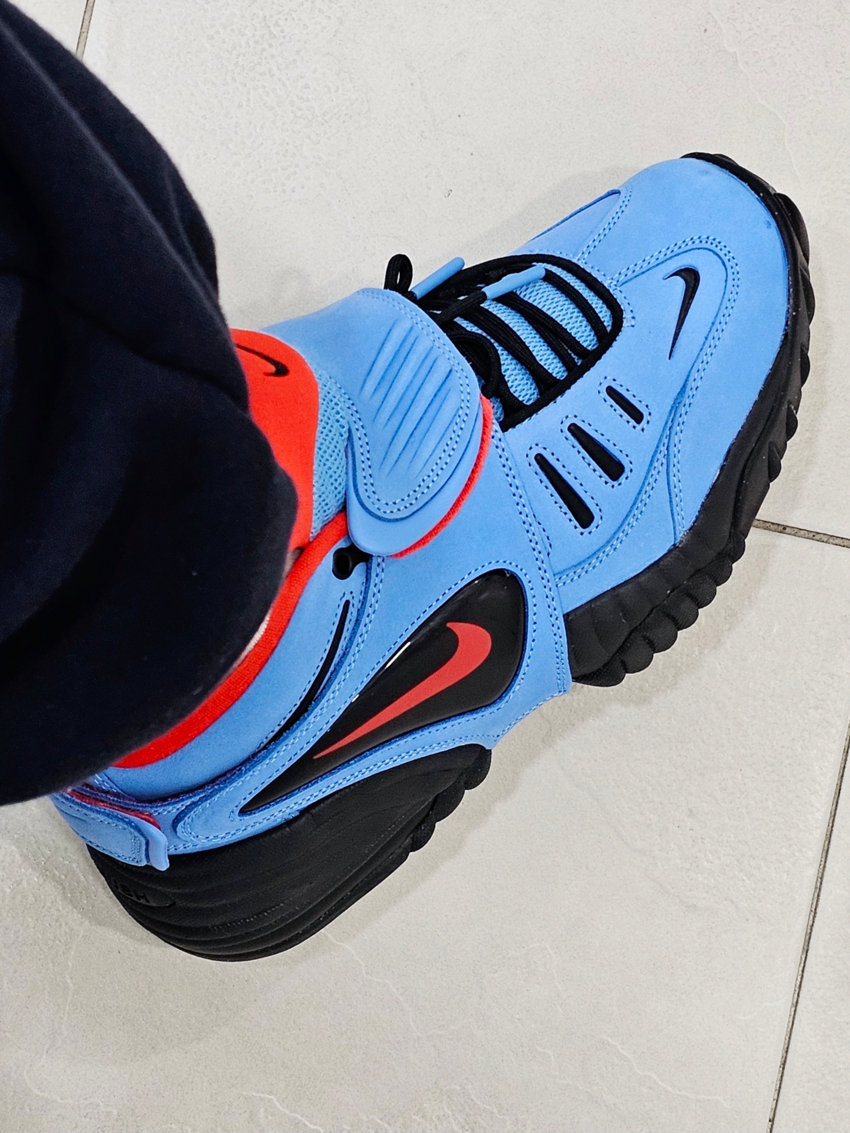 Nike x Ambush Air Adjust Force SP University Blue and Habanero Red 착용 스타일 - 3