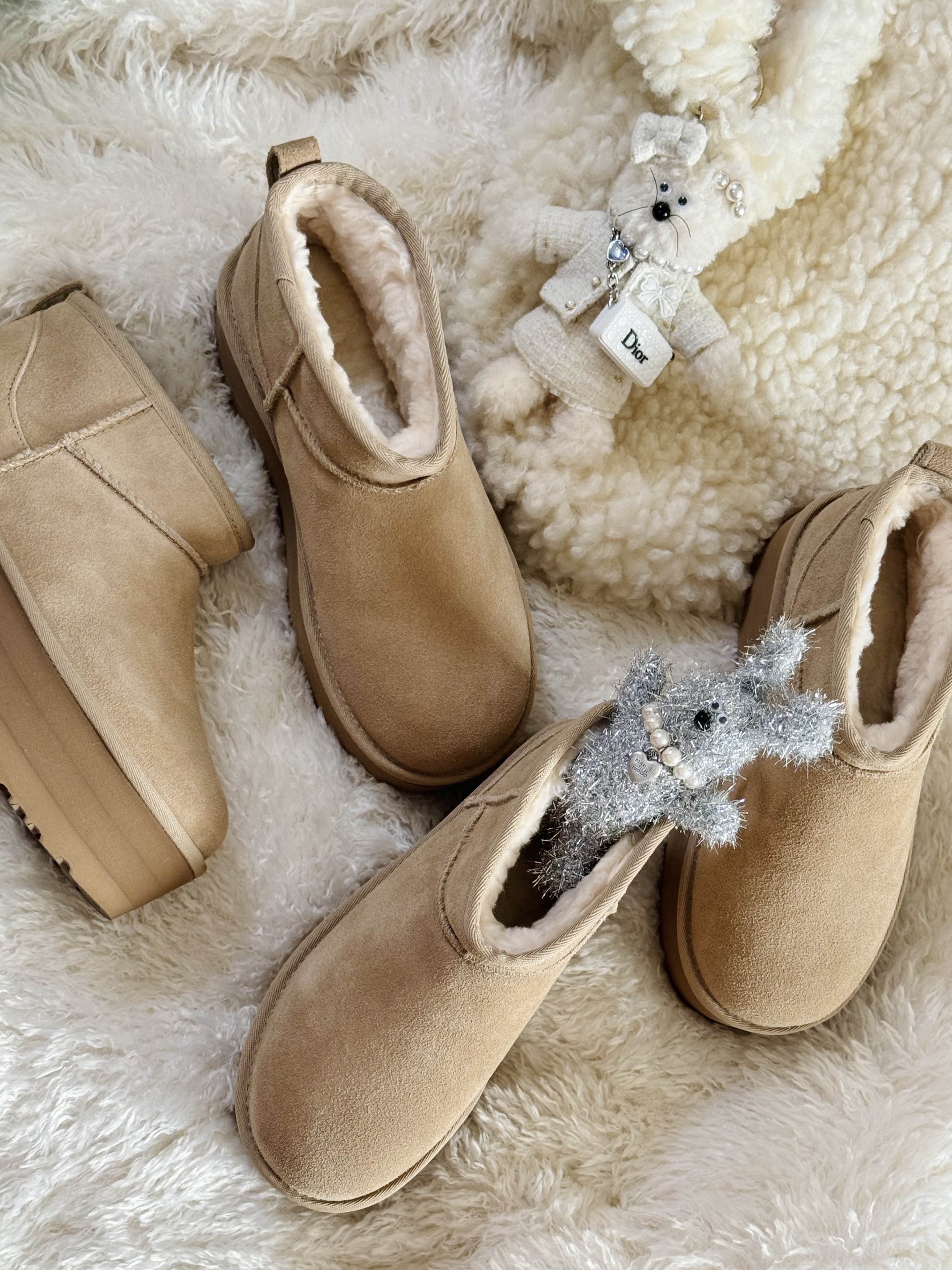 Emis Velvet Circular Bag Green, (W) UGG Classic Ultra Mini Platform Sand 착용 스타일 - 2