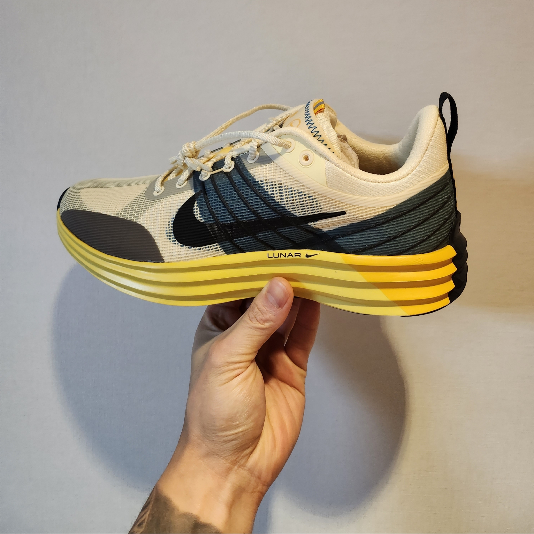 Nike Lunar Roam Alabaster and Green Abyss 착용 스타일