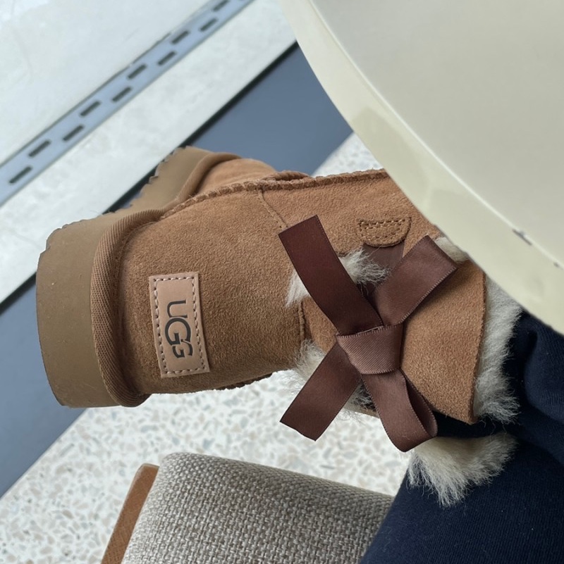 (W) UGG Mini Bailey Bow ll Boots Chestnut 착용 스타일 - 4