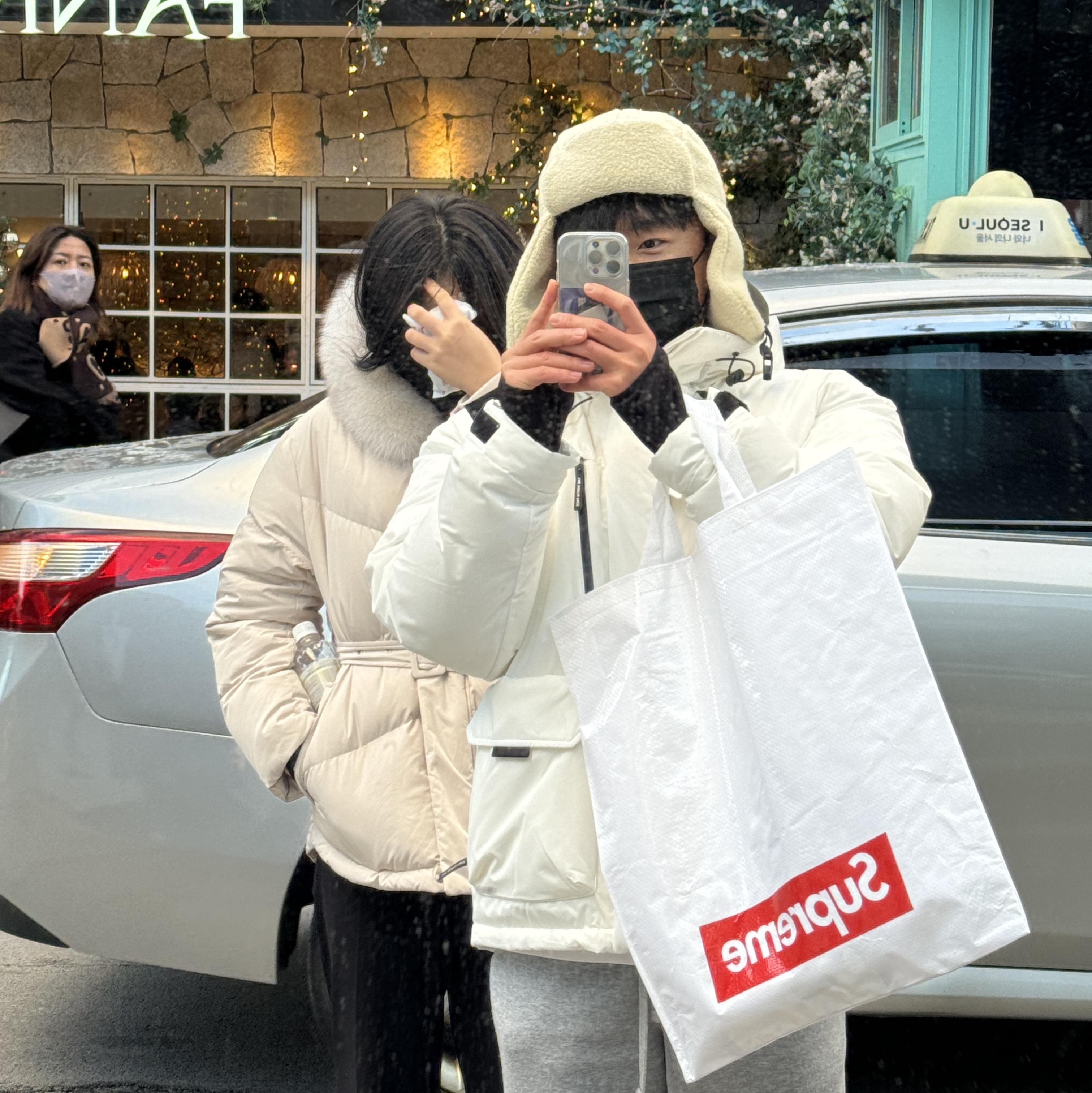Supreme Shearling Trooper Natural - 23FW, Supreme Box Logo T-Shirt White - 23FW 착용 스타일